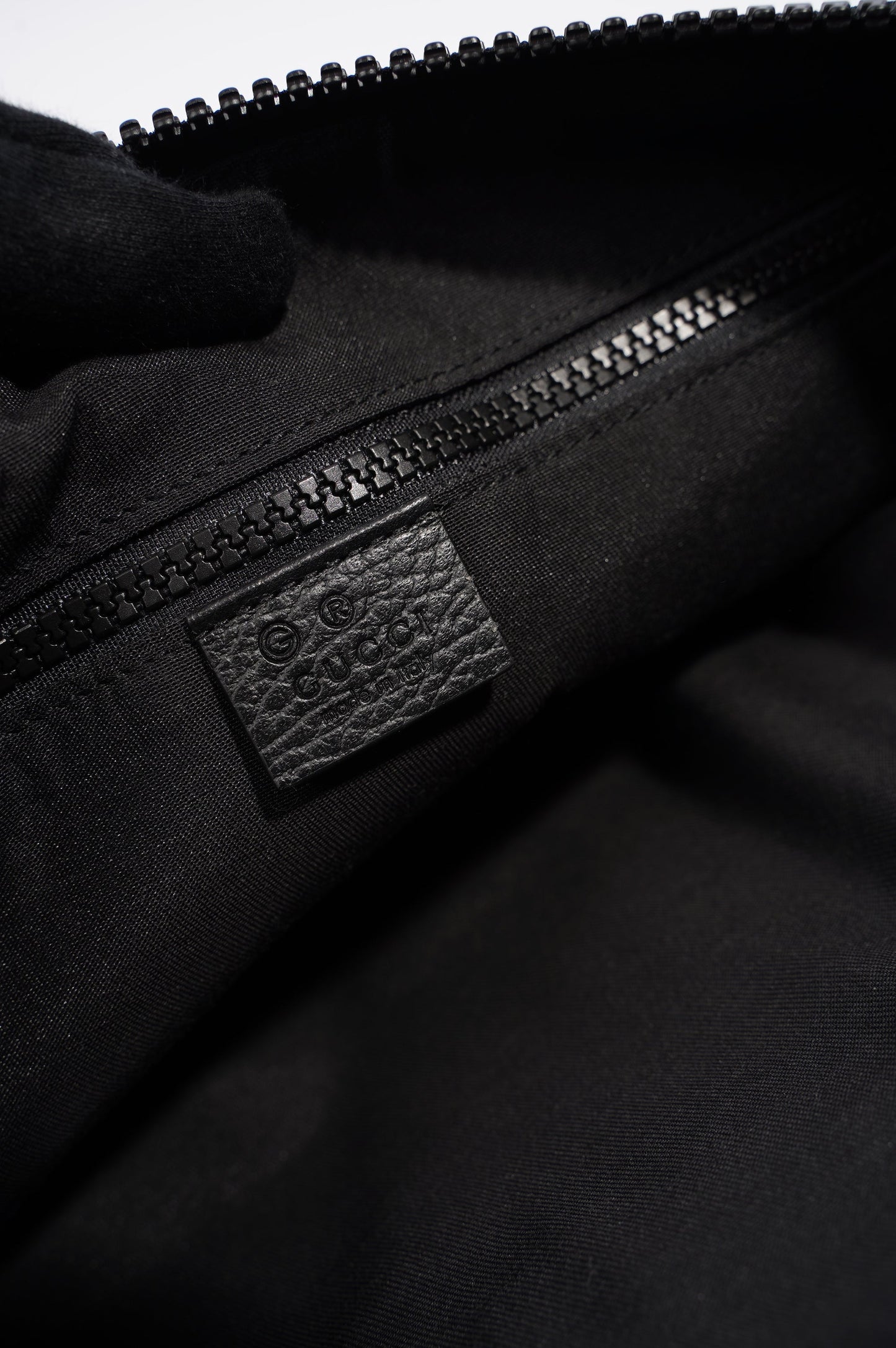 Gucci Mens Front Zip Flat Messenger Bag Black Nylon