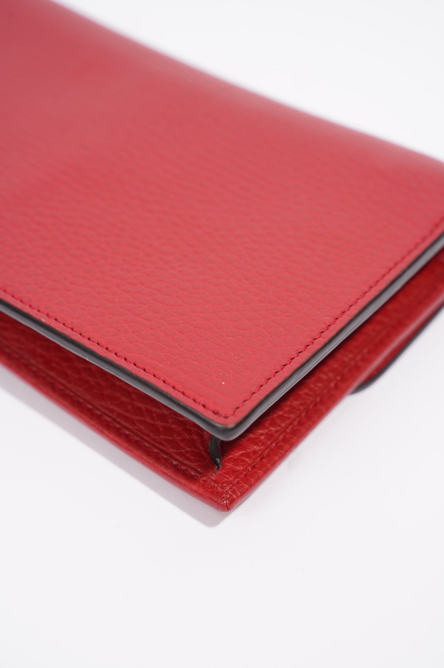 Gucci Womens Interlocking GG Chain Wallet Red