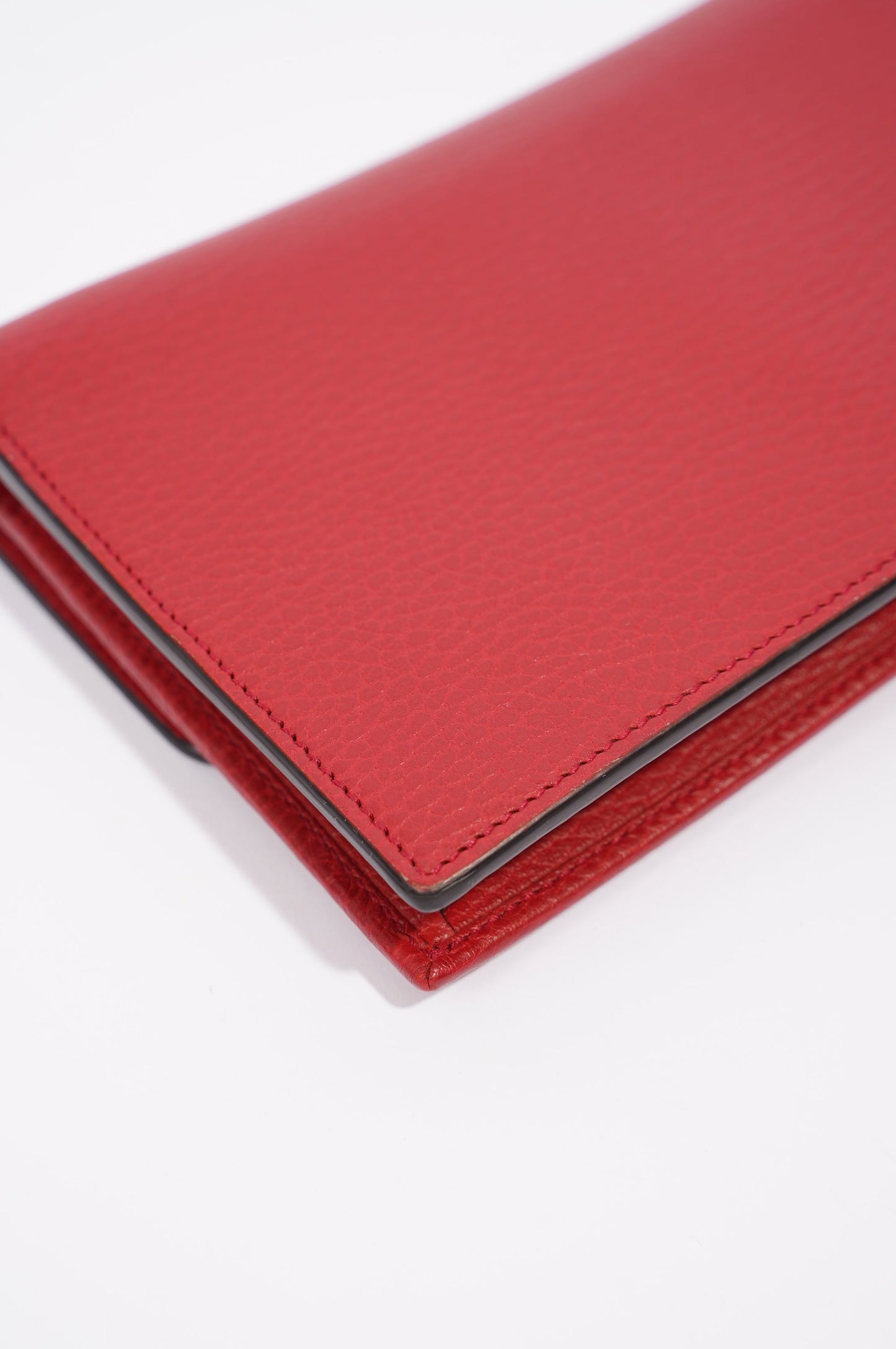 Gucci Womens Interlocking GG Chain Wallet Red