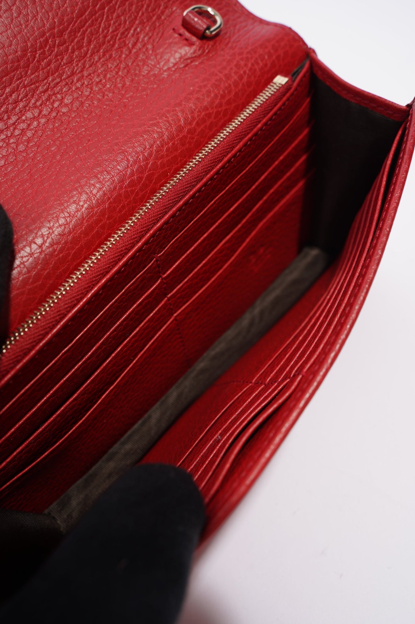 Gucci Womens Interlocking GG Chain Wallet Red
