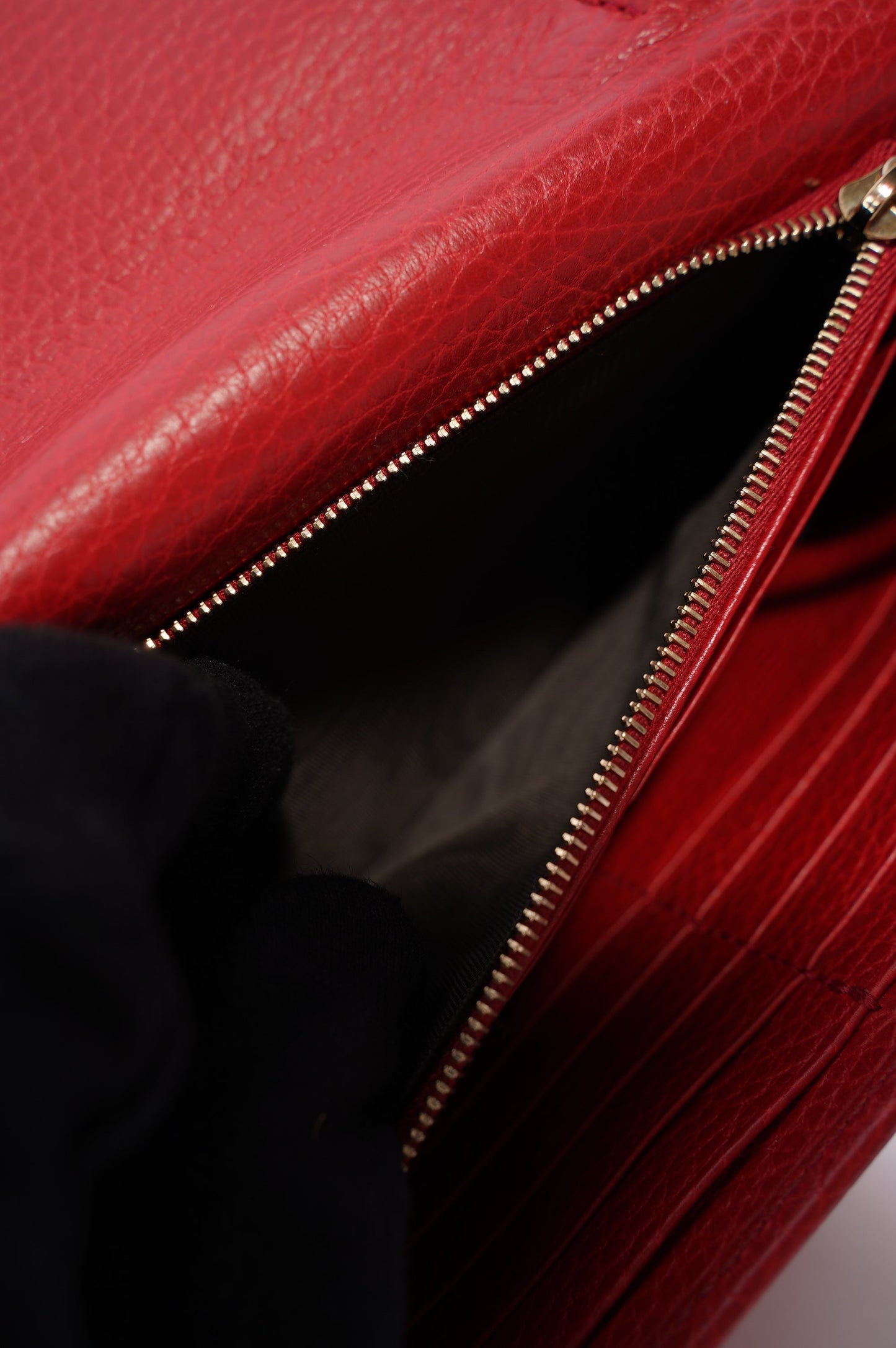 Gucci Womens Interlocking GG Chain Wallet Red