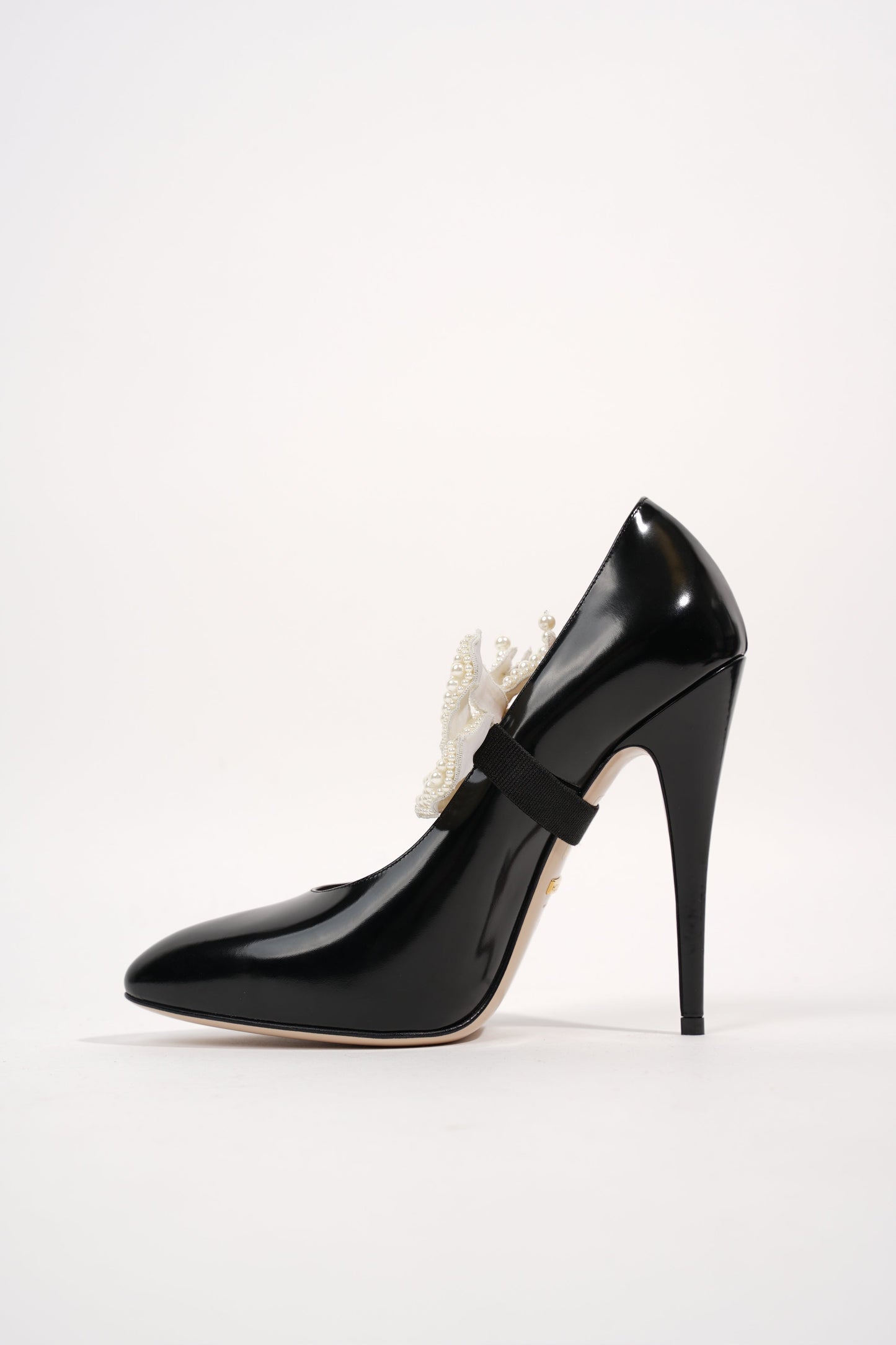 Gucci Womens Simple Pump With Pearl Bow Patent Black EU 38 / UK 5