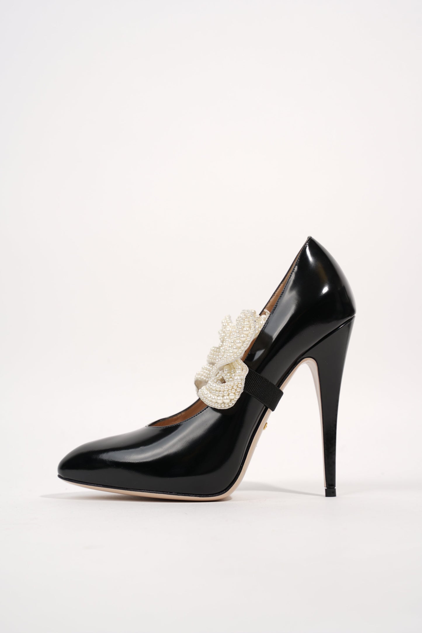 Gucci Womens Simple Pump With Pearl Bow Patent Black EU 38 / UK 5