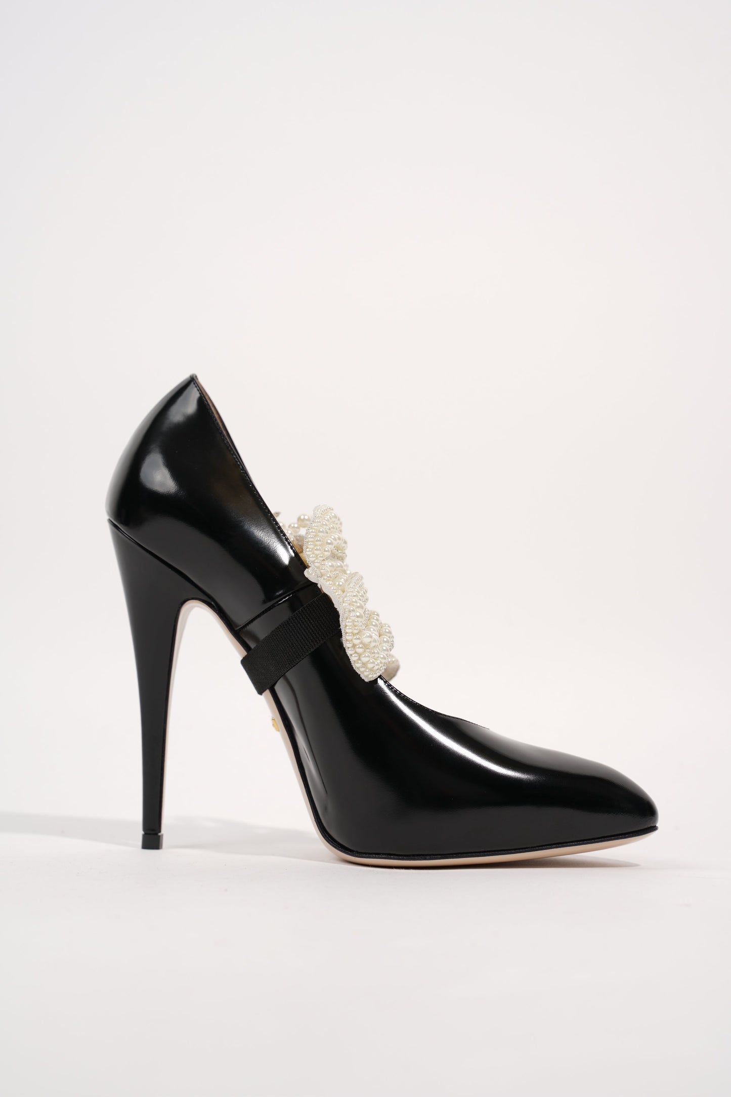 Gucci Womens Simple Pump With Pearl Bow Patent Black EU 38 / UK 5