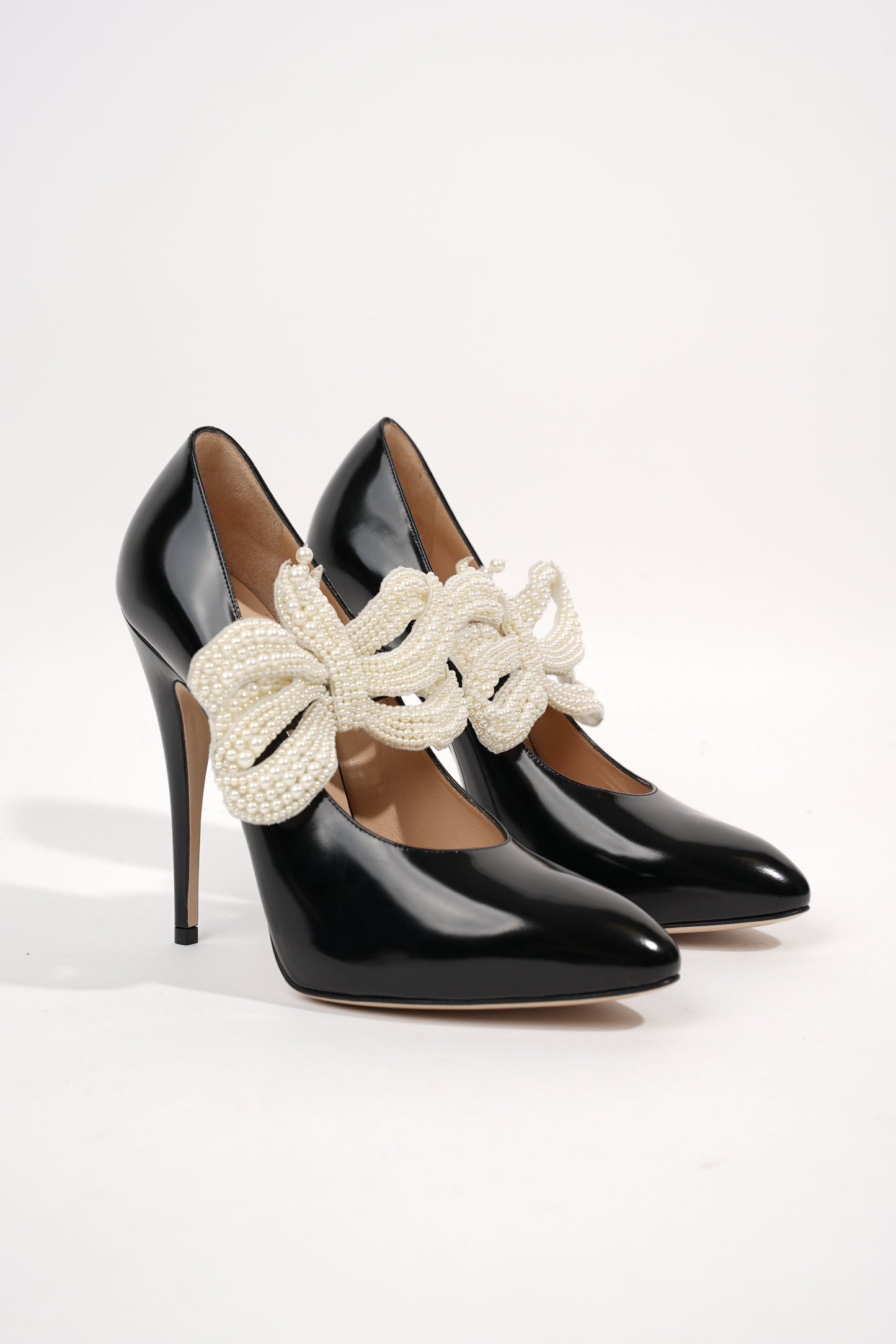 Gucci Womens Simple Pump With Pearl Bow Patent Black EU 38 / UK 5