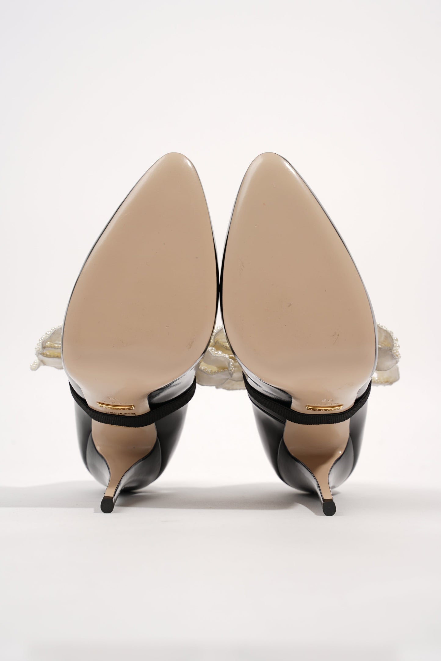 Gucci Womens Simple Pump With Pearl Bow Patent Black EU 38 / UK 5