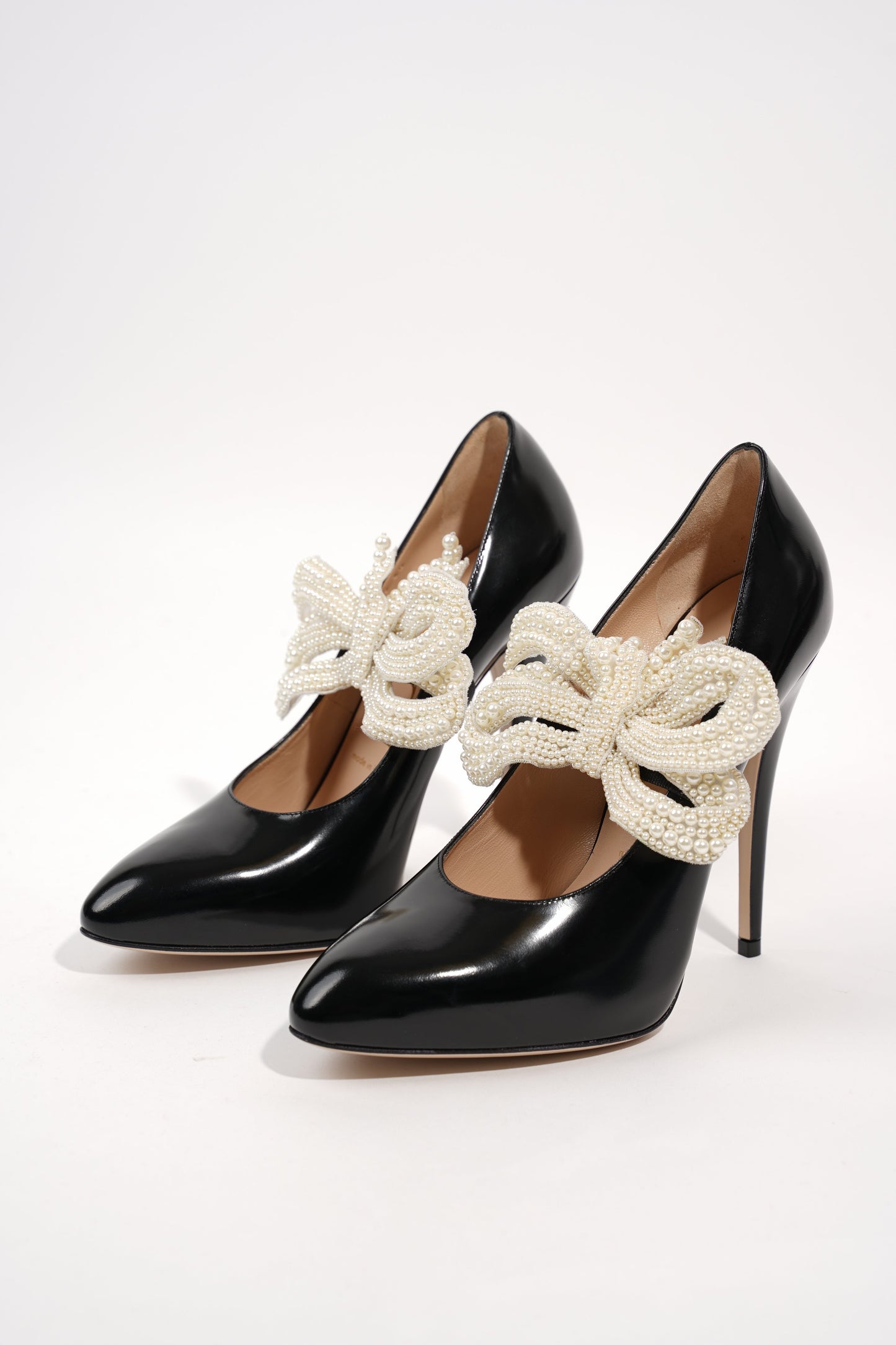 Gucci Womens Simple Pump With Pearl Bow Patent Black EU 38 / UK 5