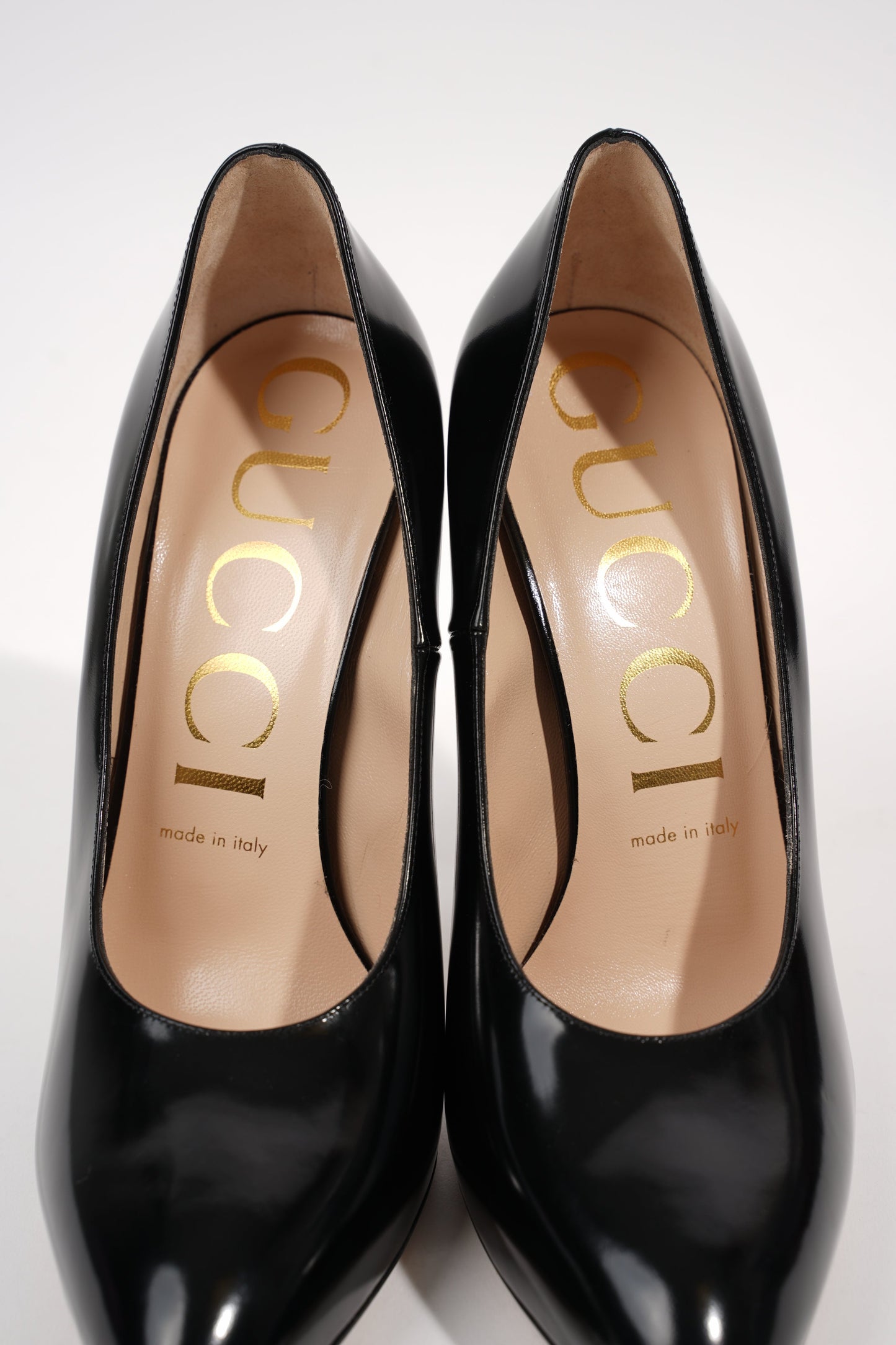 Gucci Womens Simple Pump With Pearl Bow Patent Black EU 38 / UK 5