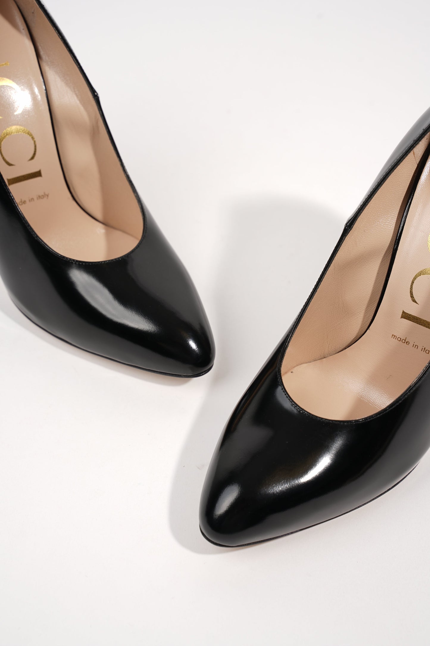 Gucci Womens Simple Pump With Pearl Bow Patent Black EU 38 / UK 5