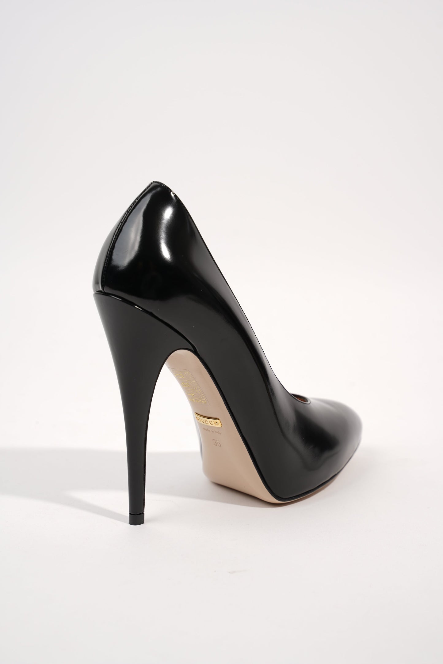 Gucci Womens Simple Pump With Pearl Bow Patent Black EU 38 / UK 5