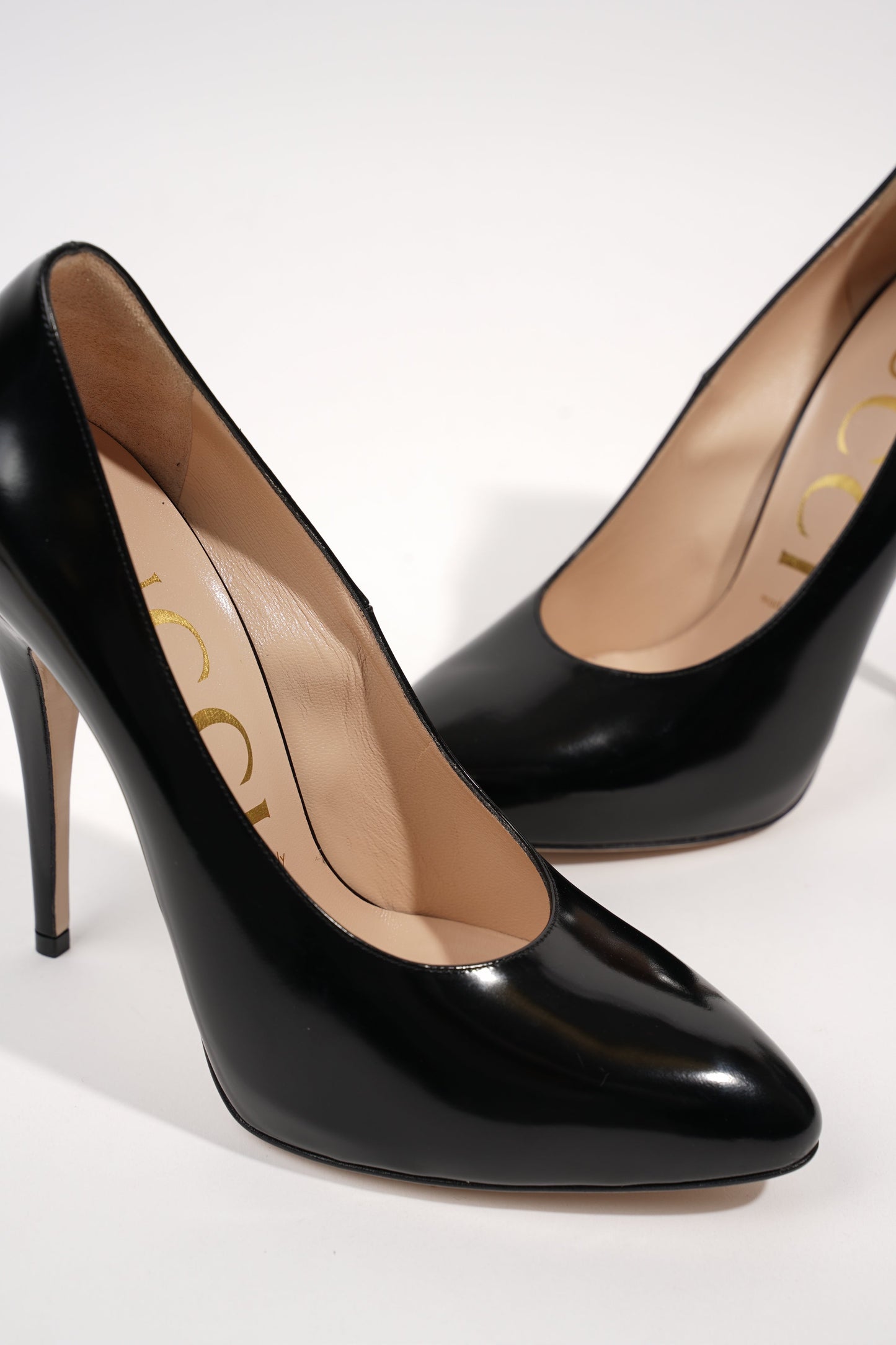Gucci Womens Simple Pump With Pearl Bow Patent Black EU 38 / UK 5