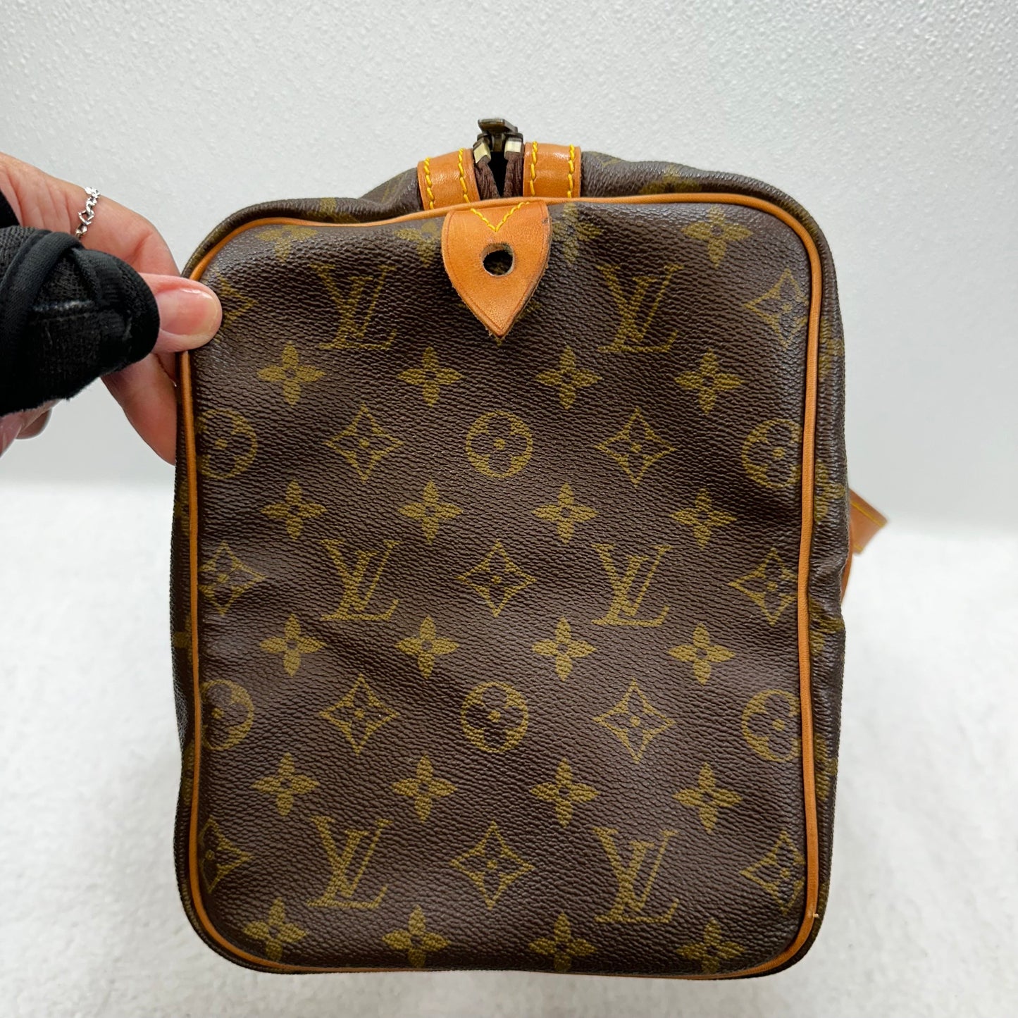 HandBag Luxury Designer By Louis Vuitton, Size: Medium