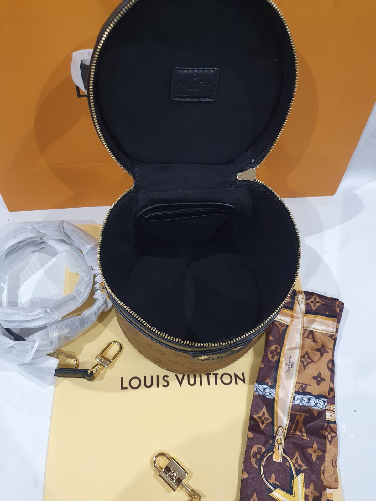 Louis Vuitton Bucket Bag with free Twilly