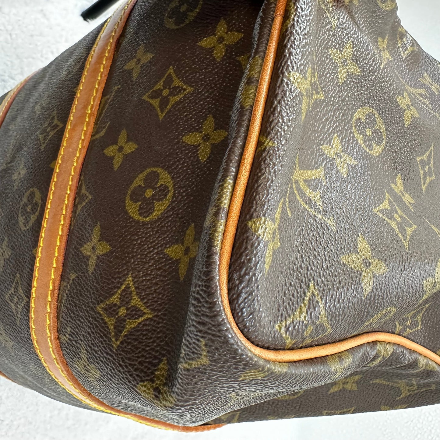 HandBag Luxury Designer By Louis Vuitton, Size: Medium