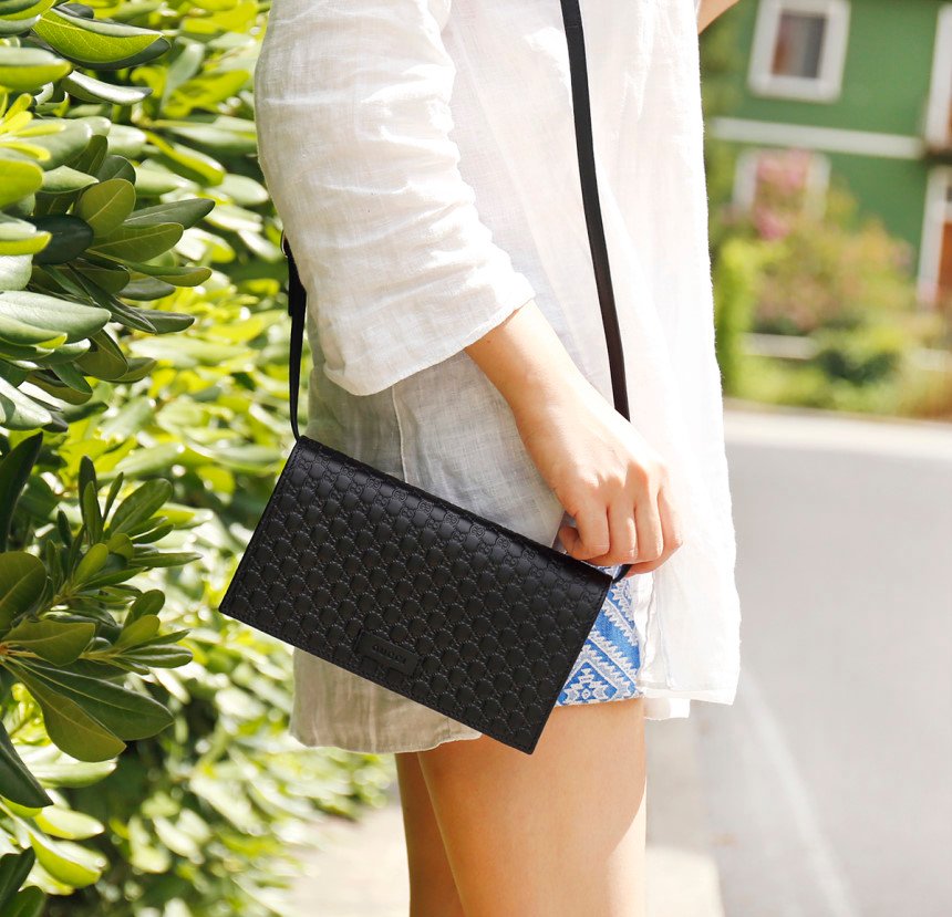 Gucci Microguccissima Leather Shoulder Bag in Black