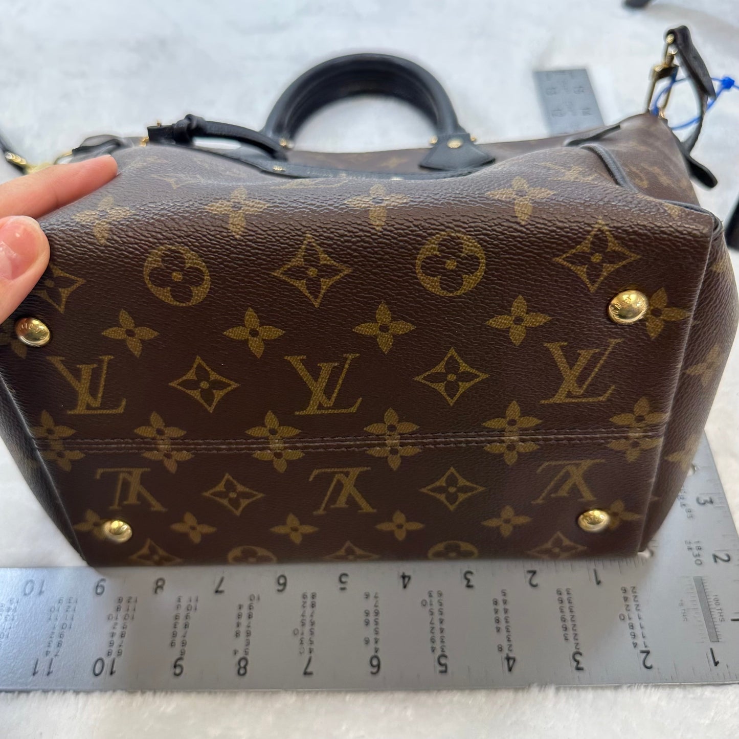 Handbag Designer By Louis Vuitton  Size: Large