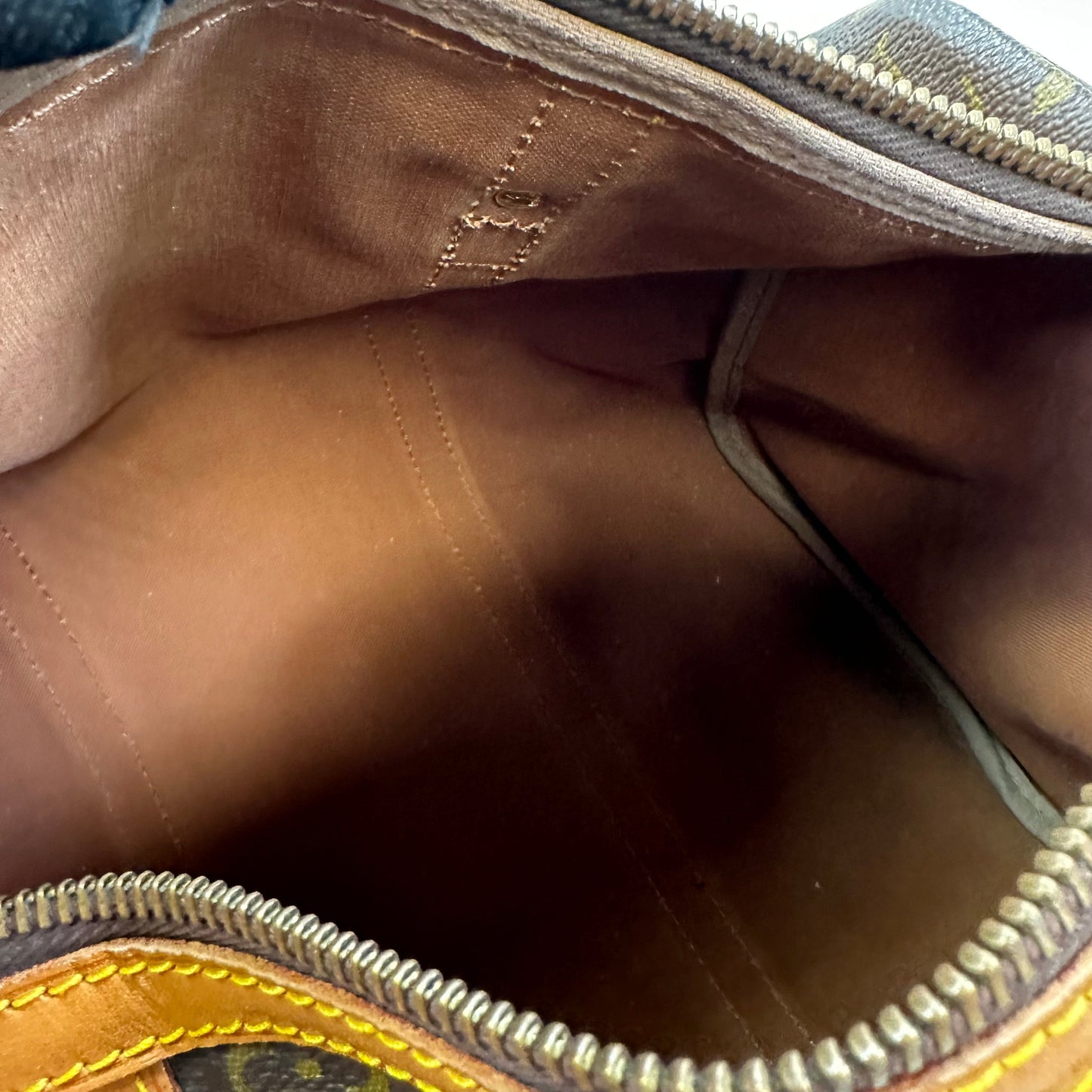 HandBag Luxury Designer By Louis Vuitton, Size: Medium