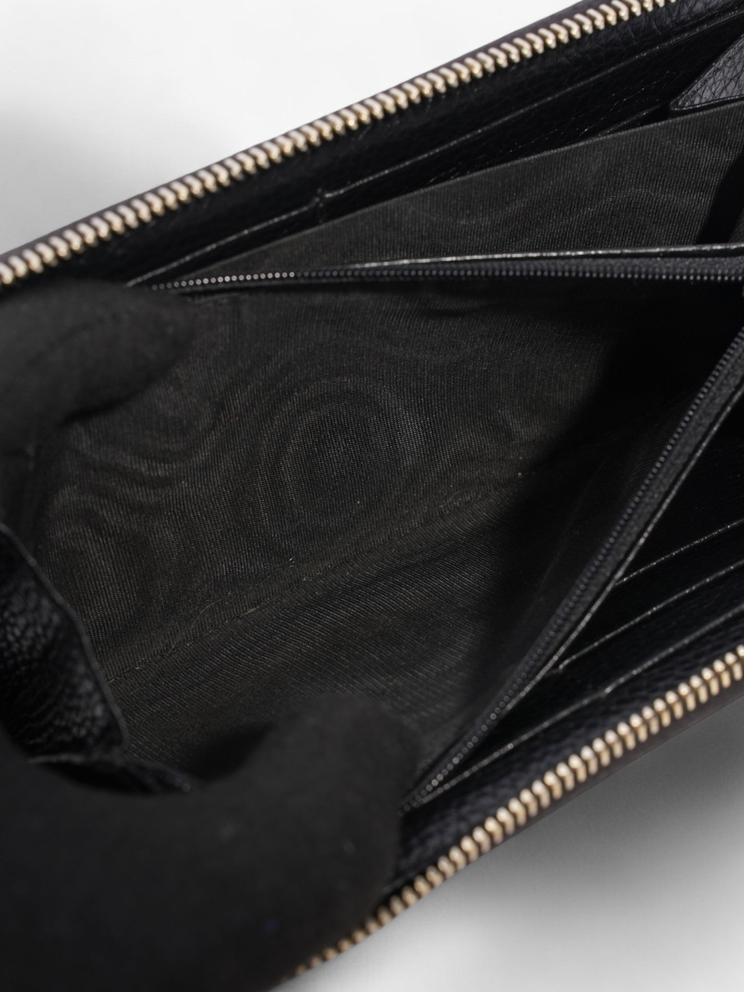 Gucci Soho Interlocking G Tassel Round Long Wallet Black / Light Gold Leather