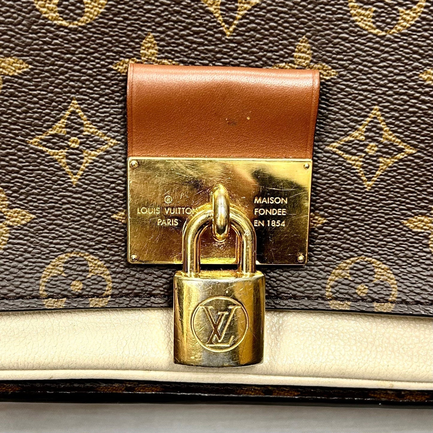 Crossbody Luxury Designer By Louis Vuitton, Size: Medium
