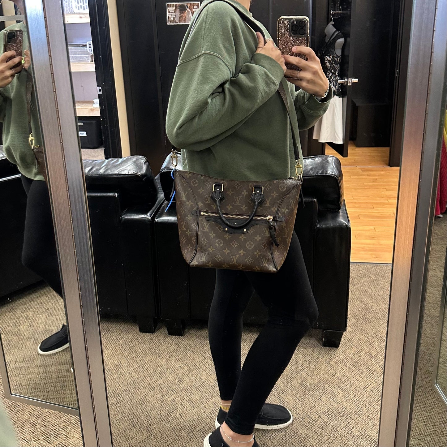 Handbag Designer By Louis Vuitton  Size: Large