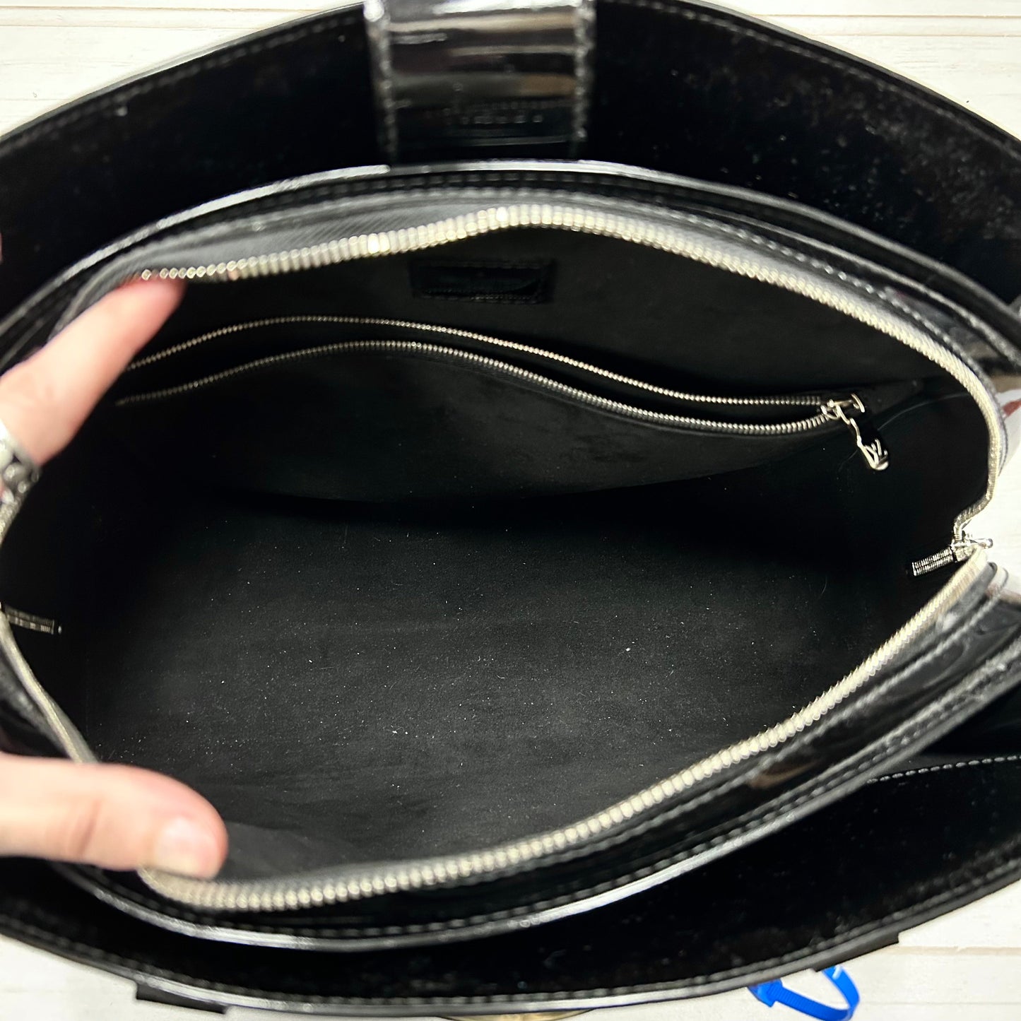 HandBag Luxury Designer By Louis Vuitton, Size: Large