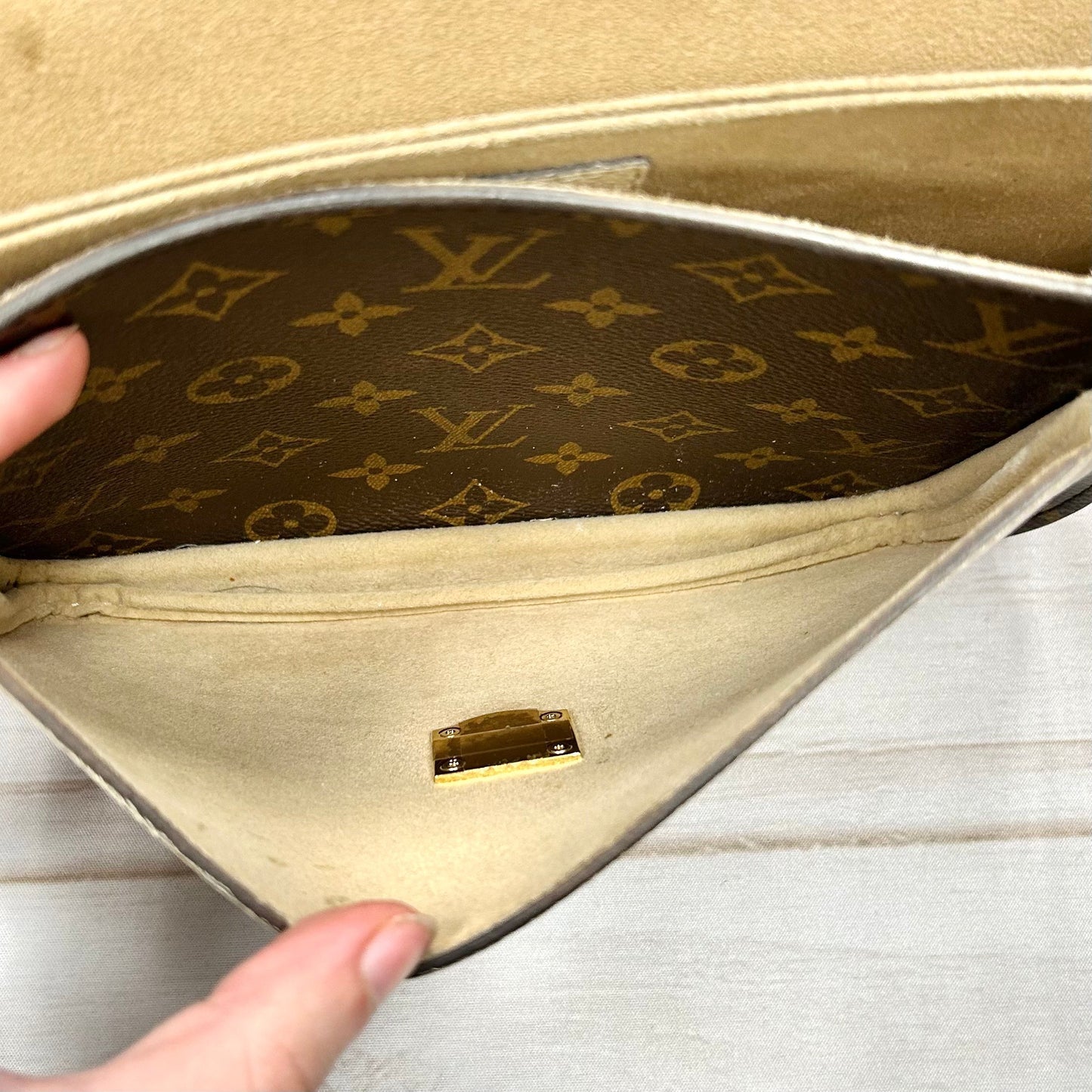 Crossbody Luxury Designer By Louis Vuitton, Size: Medium