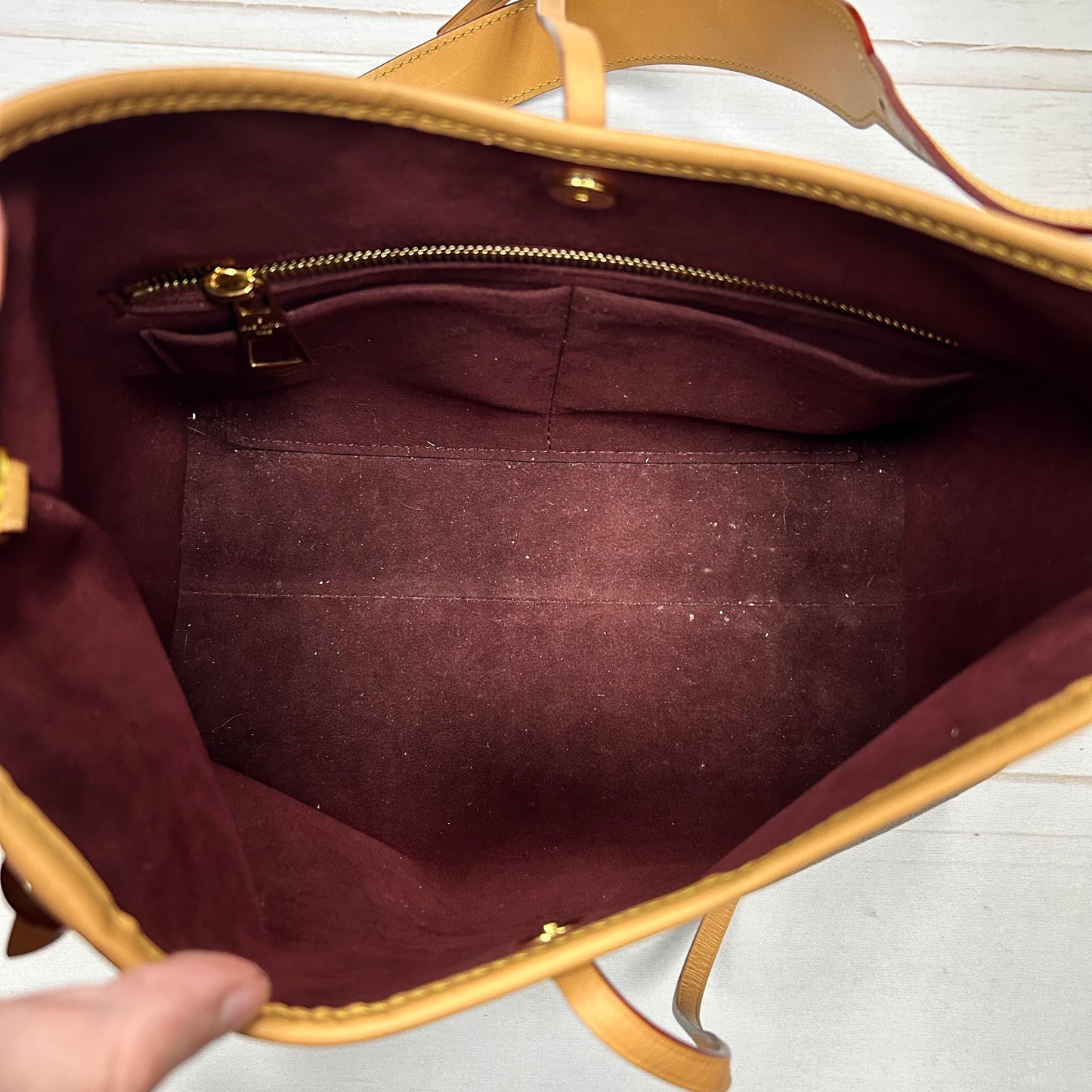 HandBag Luxury Designer By Louis Vuitton, Size: Medium