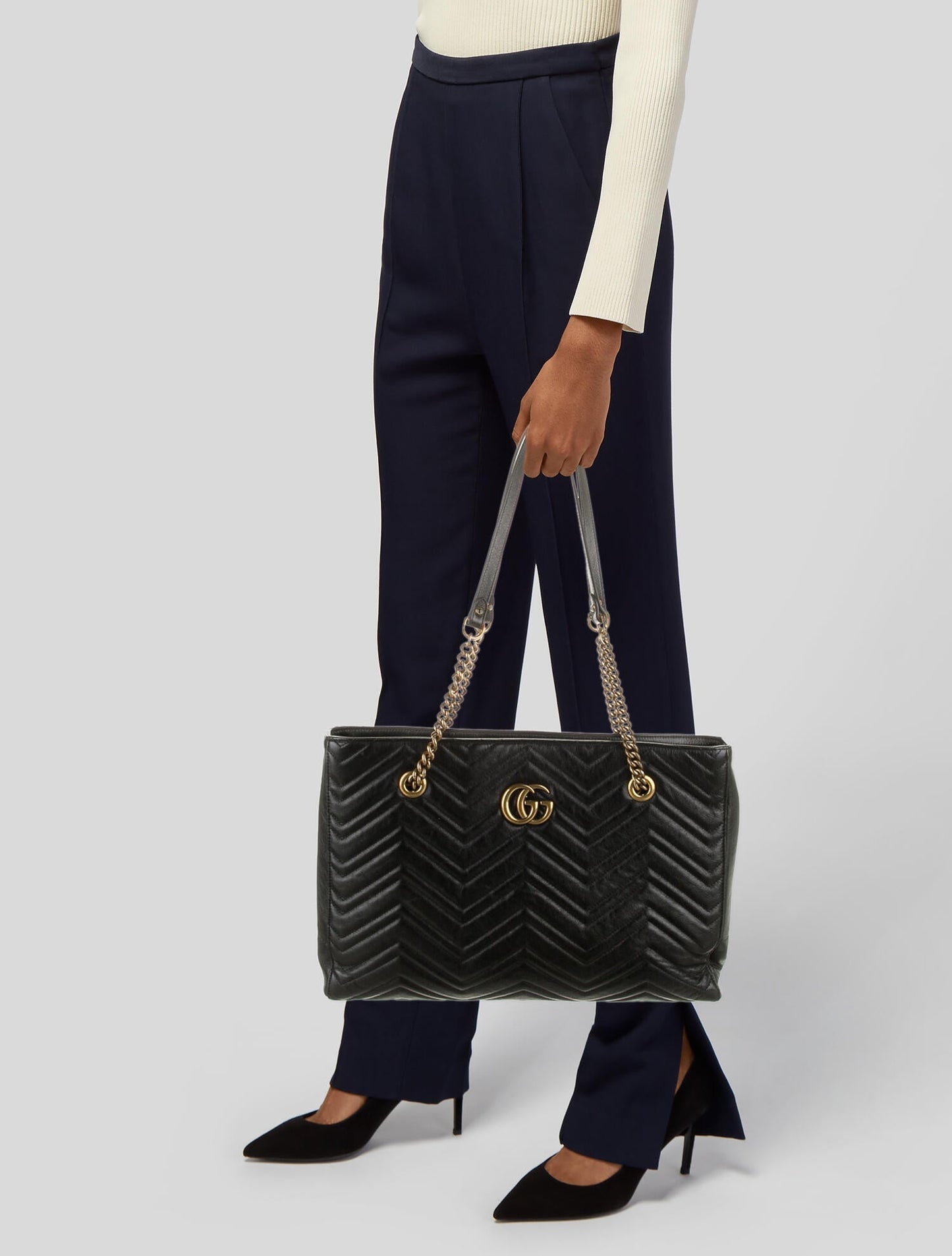 Gucci GG Marmont Matelassé Leather Shoulder Bag in Black