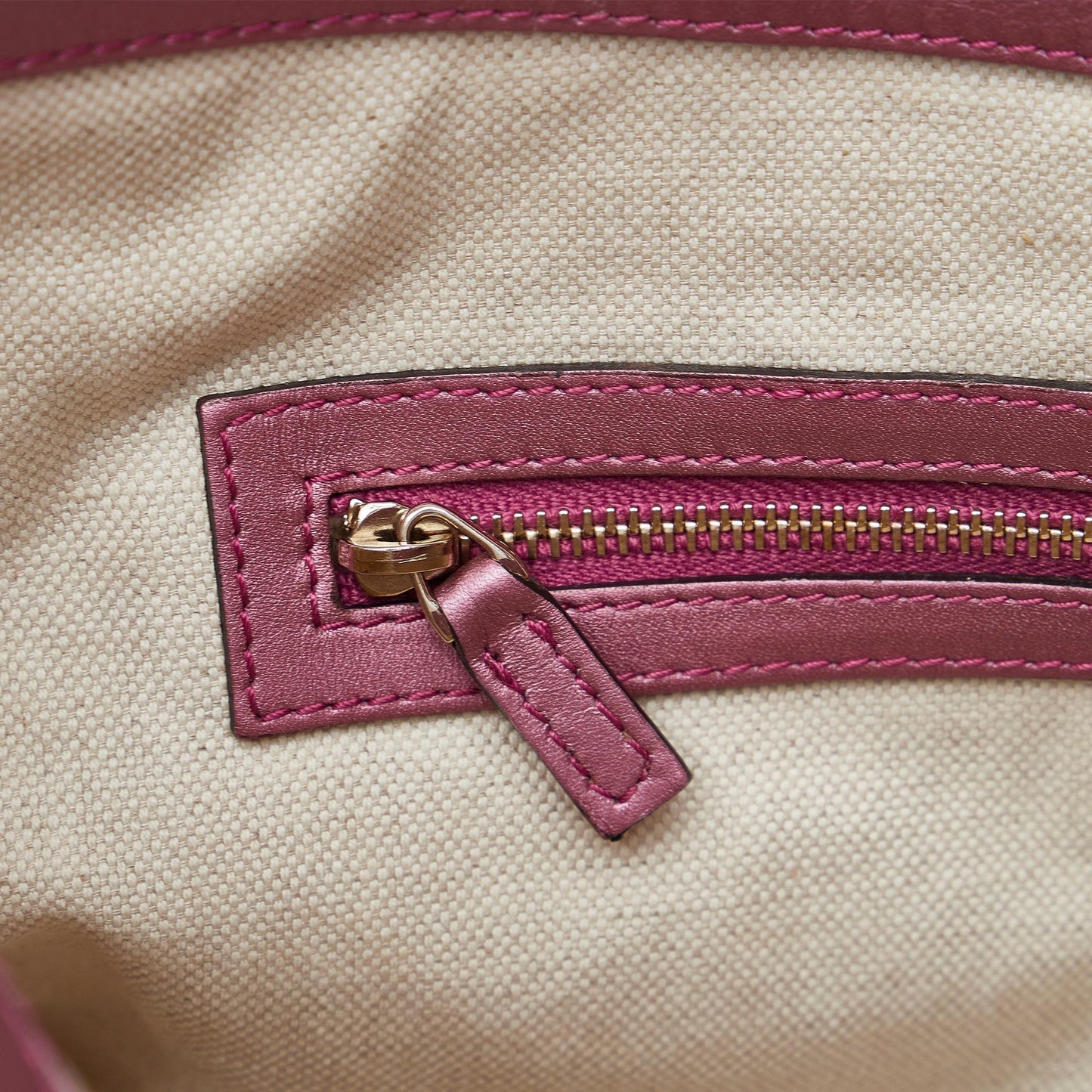 Gucci GG Canvas Heart Bit Handbag (SHG-6OMg8o)