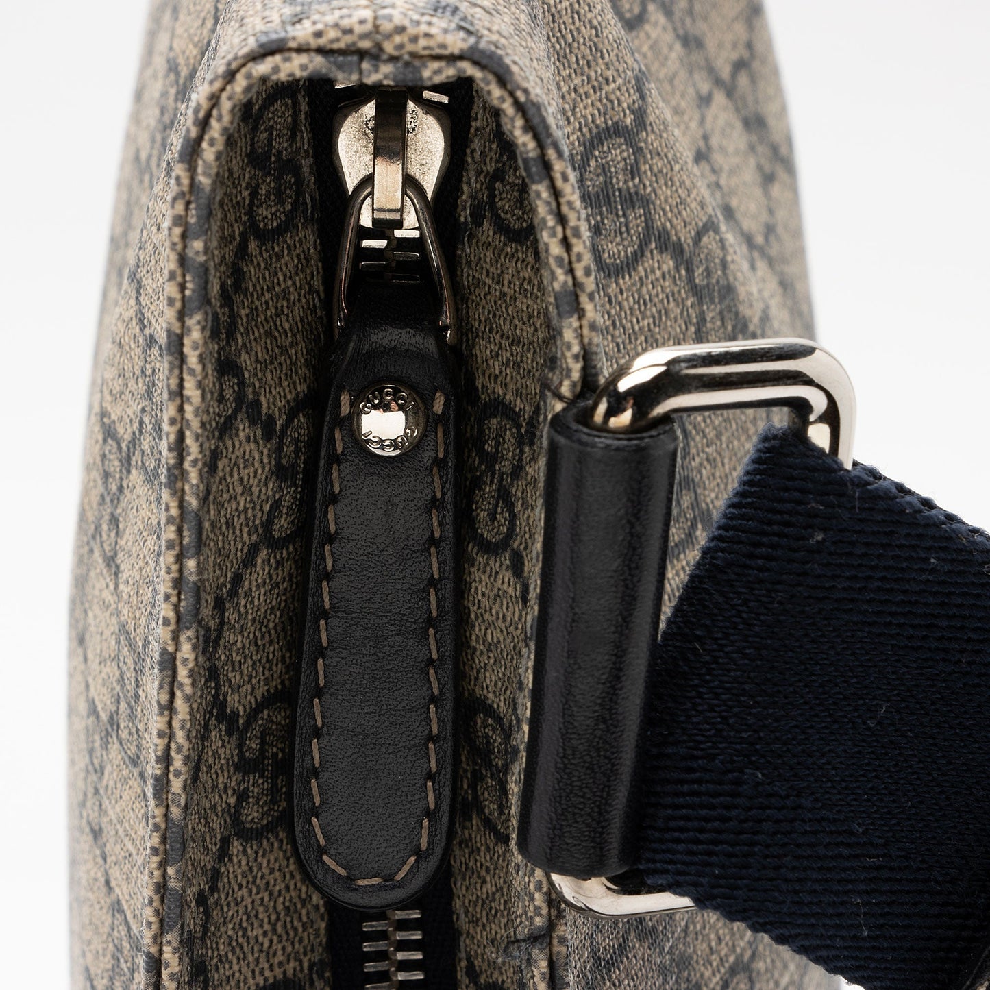 Gucci GG Supreme Classic Flat Medium Messenger Bag (SHF-rHNsr9)