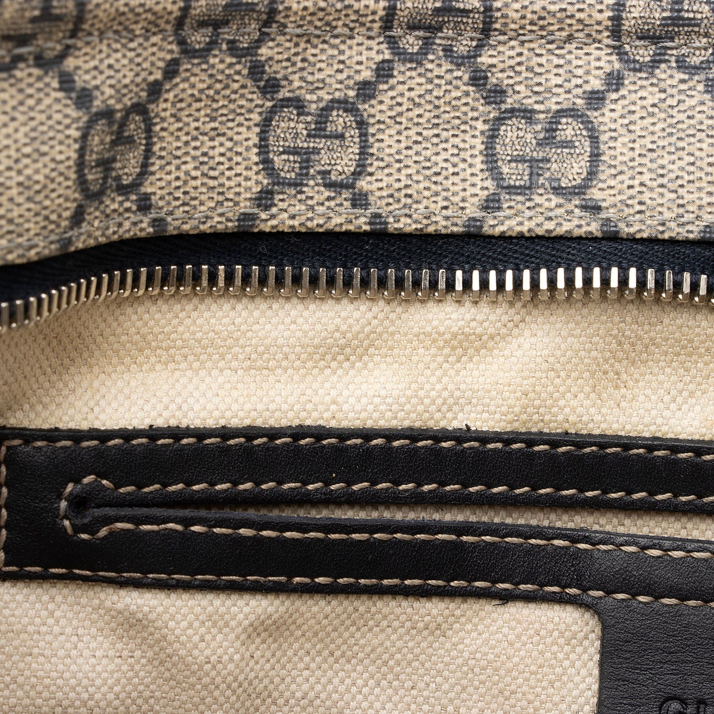 Gucci GG Supreme Classic Flat Medium Messenger Bag (SHF-rHNsr9)
