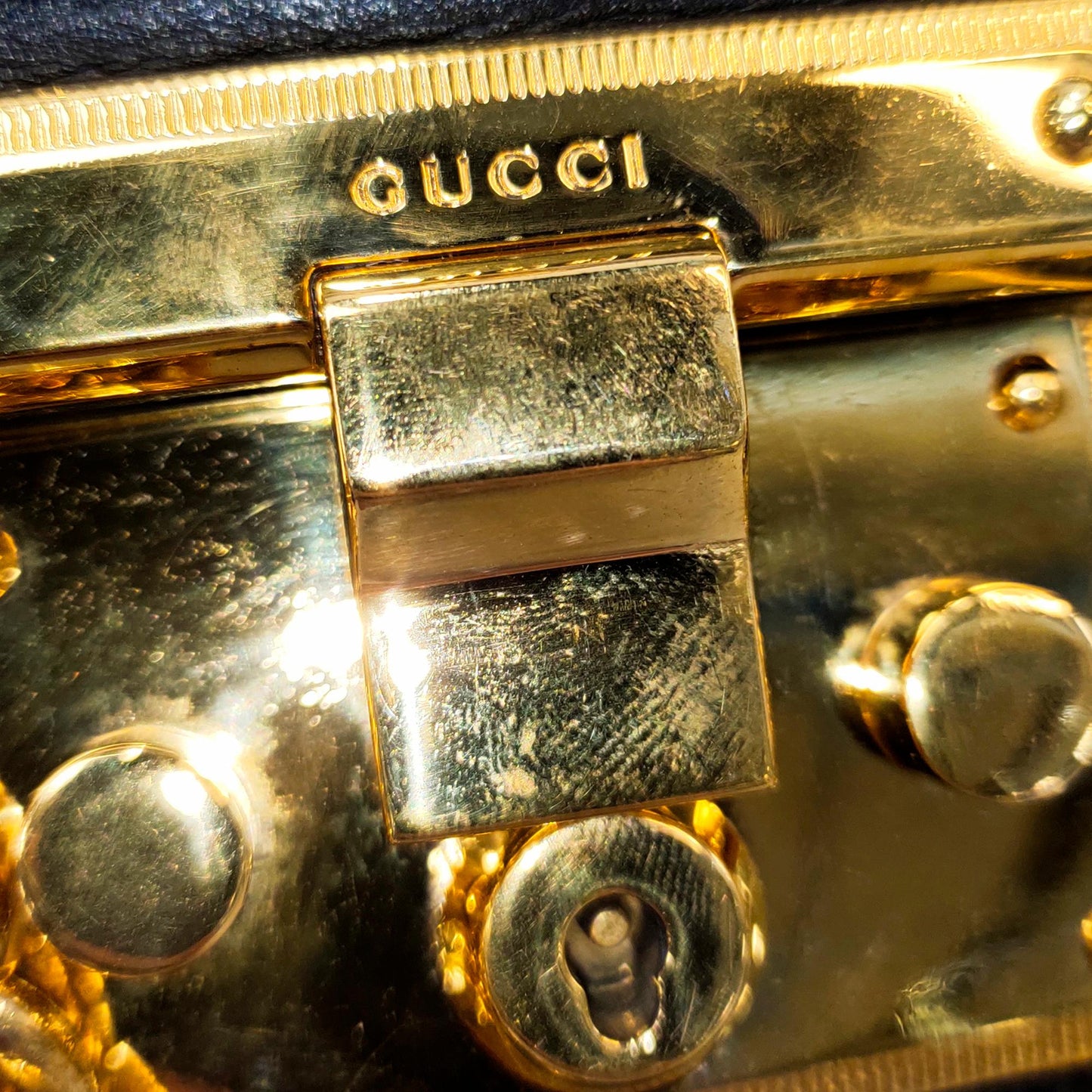 Gucci Pearl Studded Padlock (SHG-yMuRqu)