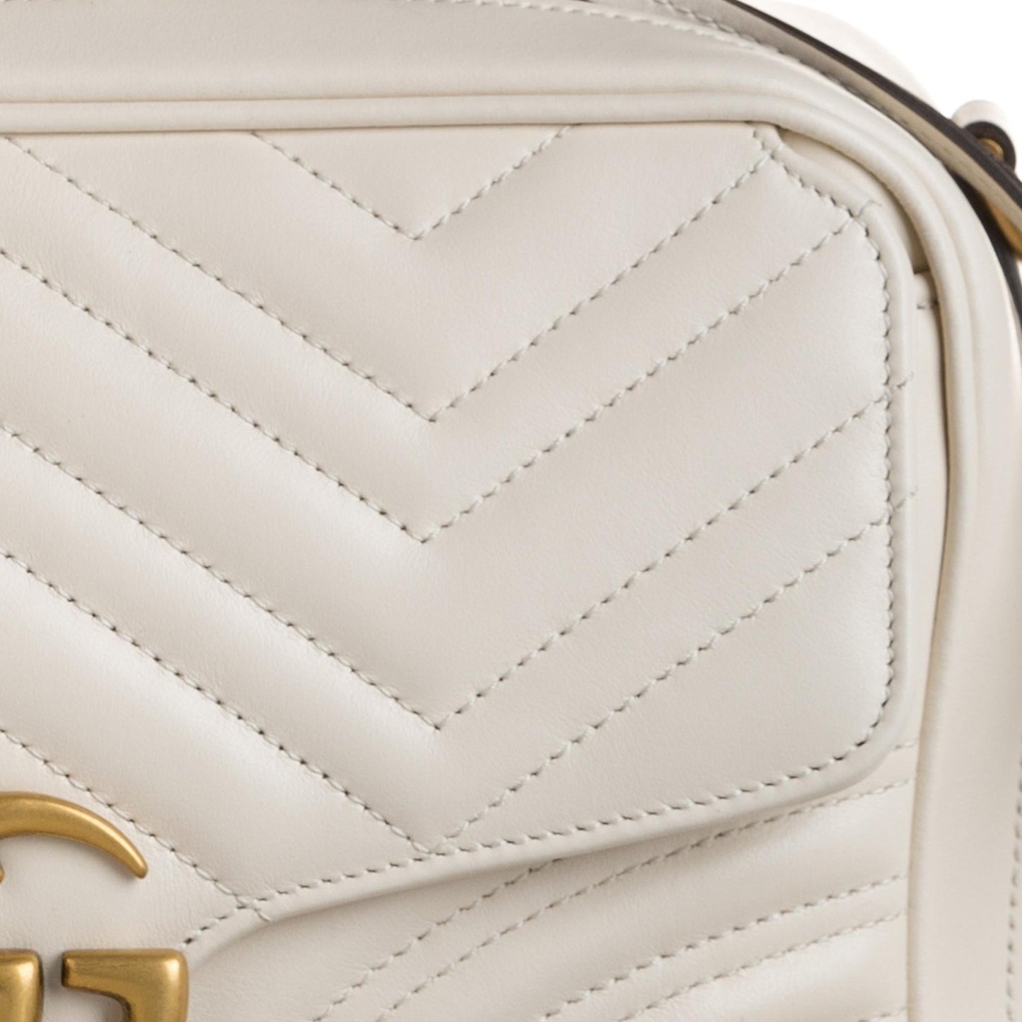 Gucci Small GG Marmont Matelasse Top Handle (SHG-puiWgw)
