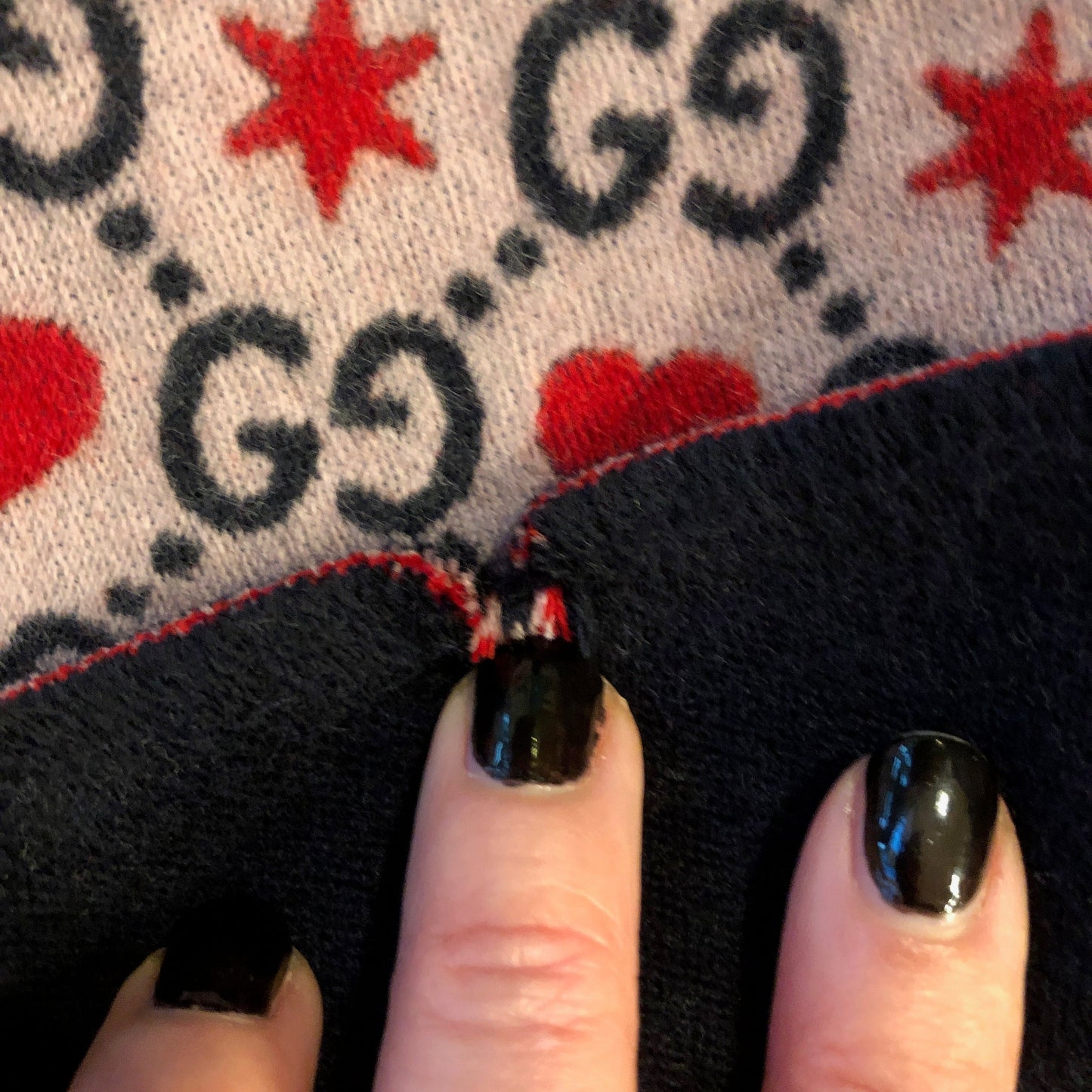 Gucci GG Wool Hearts Scarf in Violet