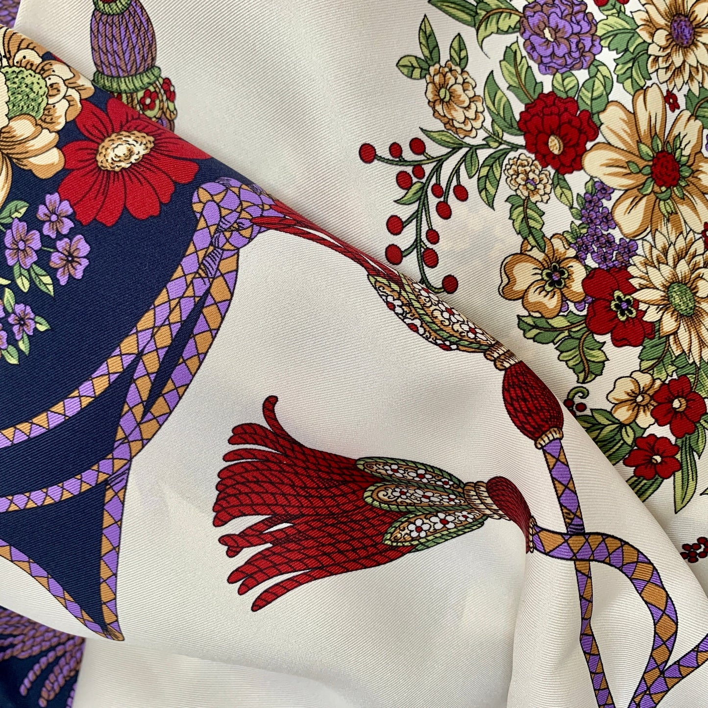 Gucci Floral and Tassel-print Silk Shawl in Ivory