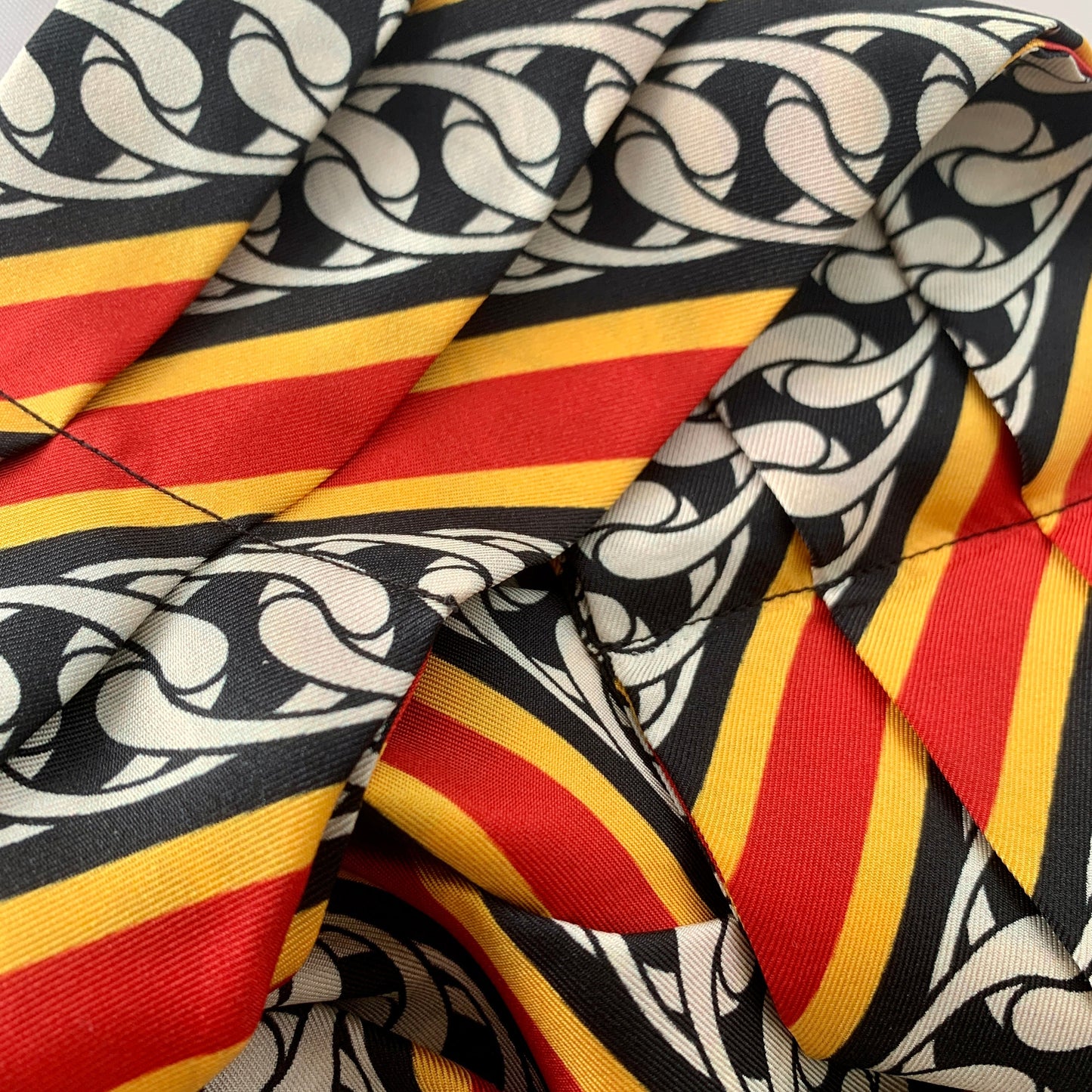 Gucci Sin Chain Print Pleated Neck Scarf in Red and Black