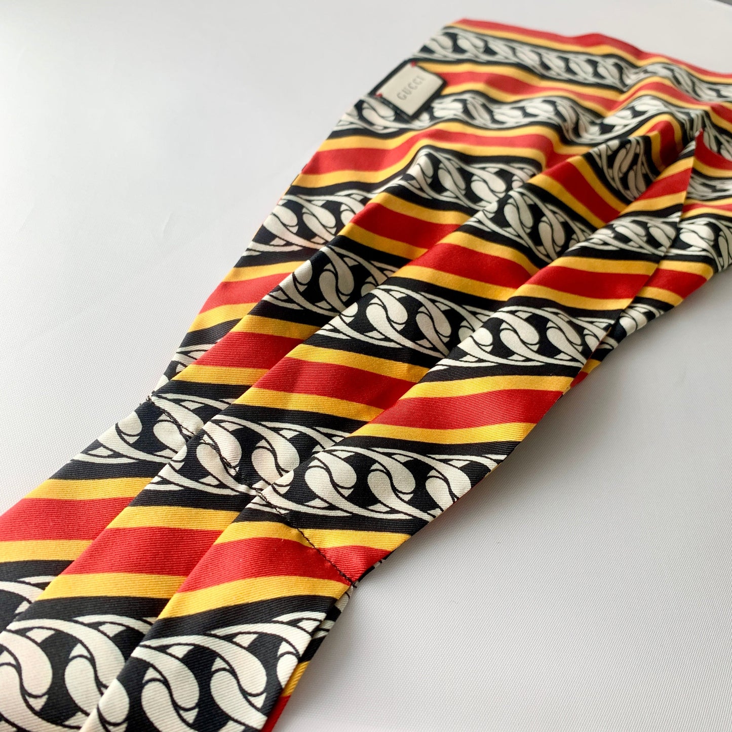 Gucci Sin Chain Print Pleated Neck Scarf in Red and Black