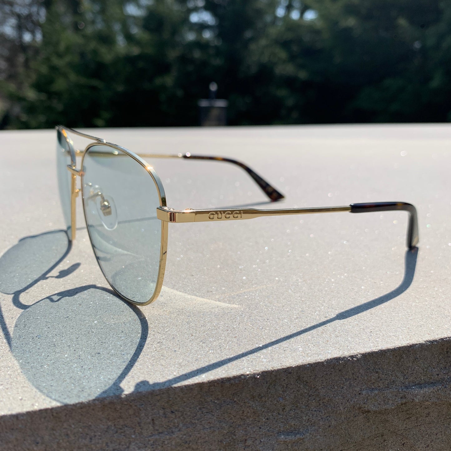 Gucci Metal Framed Navigator Sunglasses in Gold