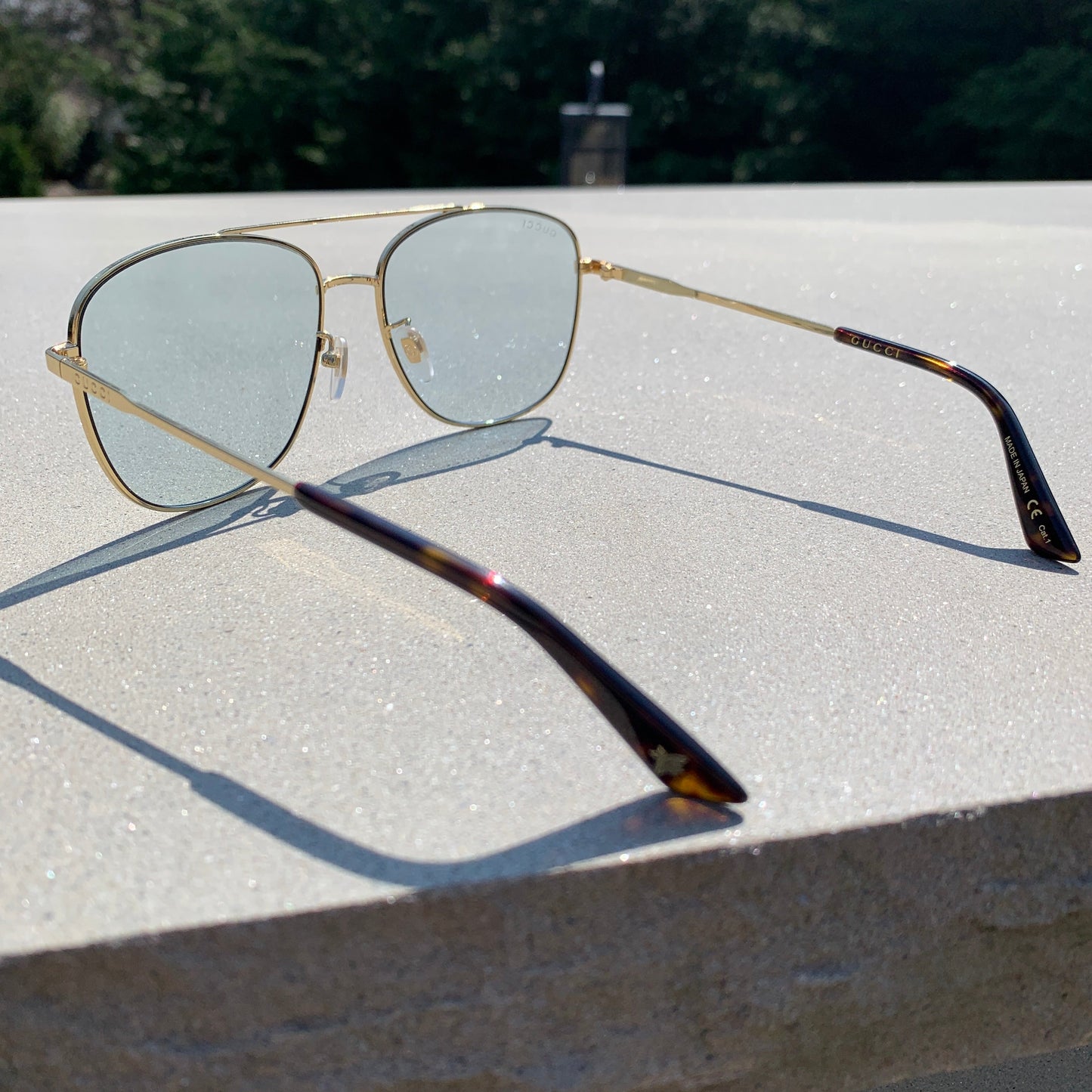 Gucci Metal Framed Navigator Sunglasses in Gold