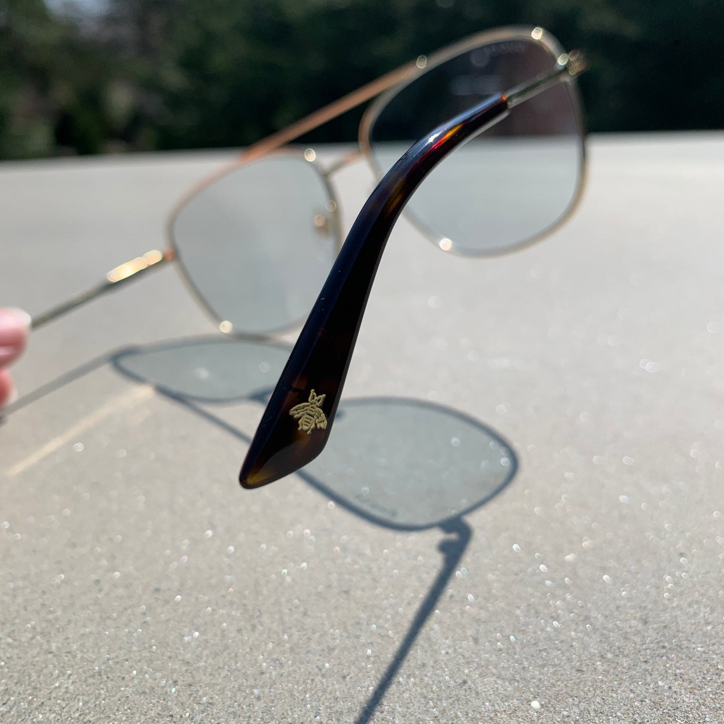 Gucci Metal Framed Navigator Sunglasses in Gold