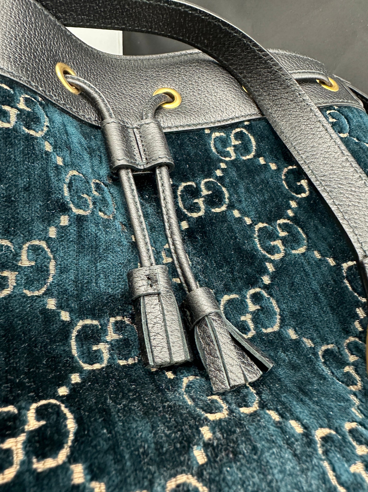 Gucci Ophidia GG Velvet Bucket Bag in Navy with Web