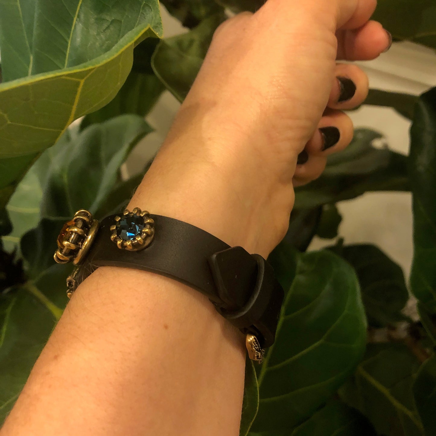 Gucci Crystal Feline Head Leather Bracelet in Black