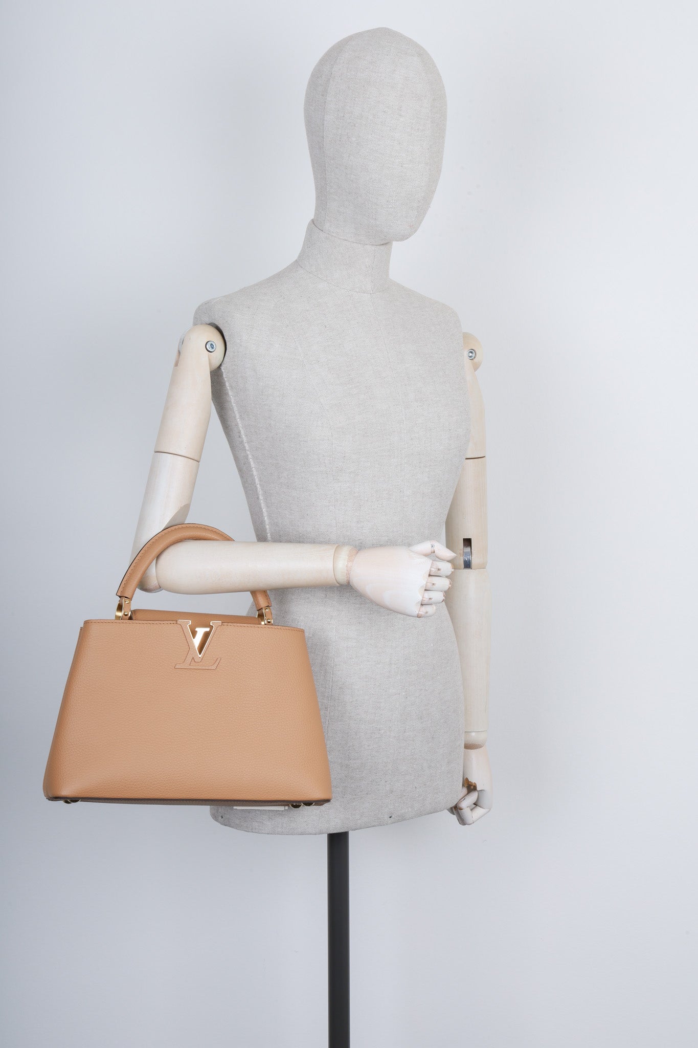 LOUIS VUITTON Capucines MM Beige Arizona