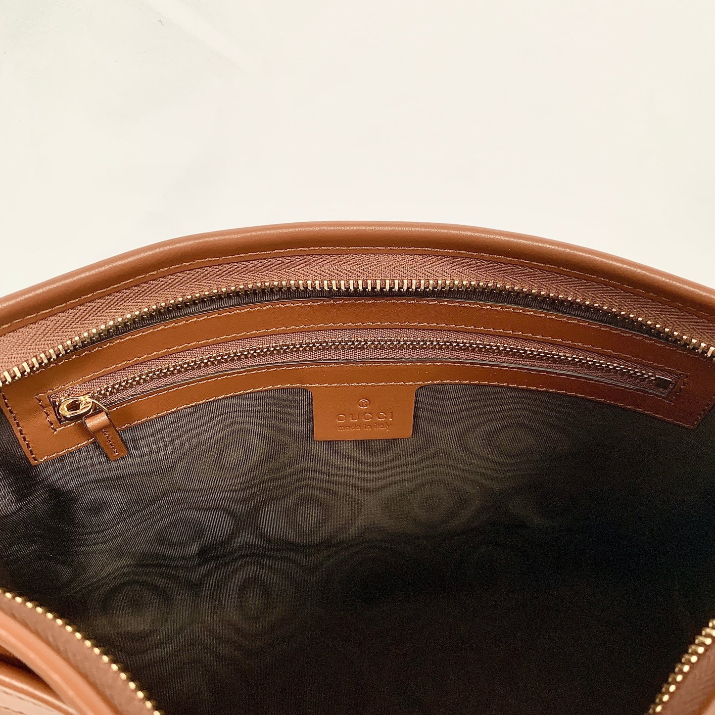 Gucci Metallic Print Logo Smooth Leather Clutch in Brown