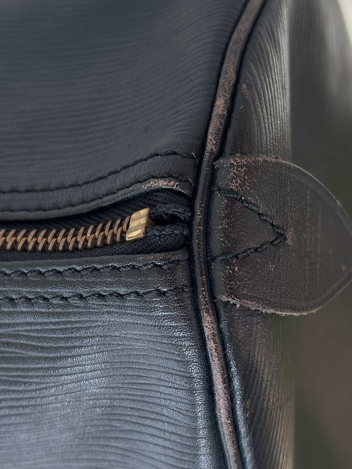 LOUIS VUITTON Black Epi Leather Speedy 40