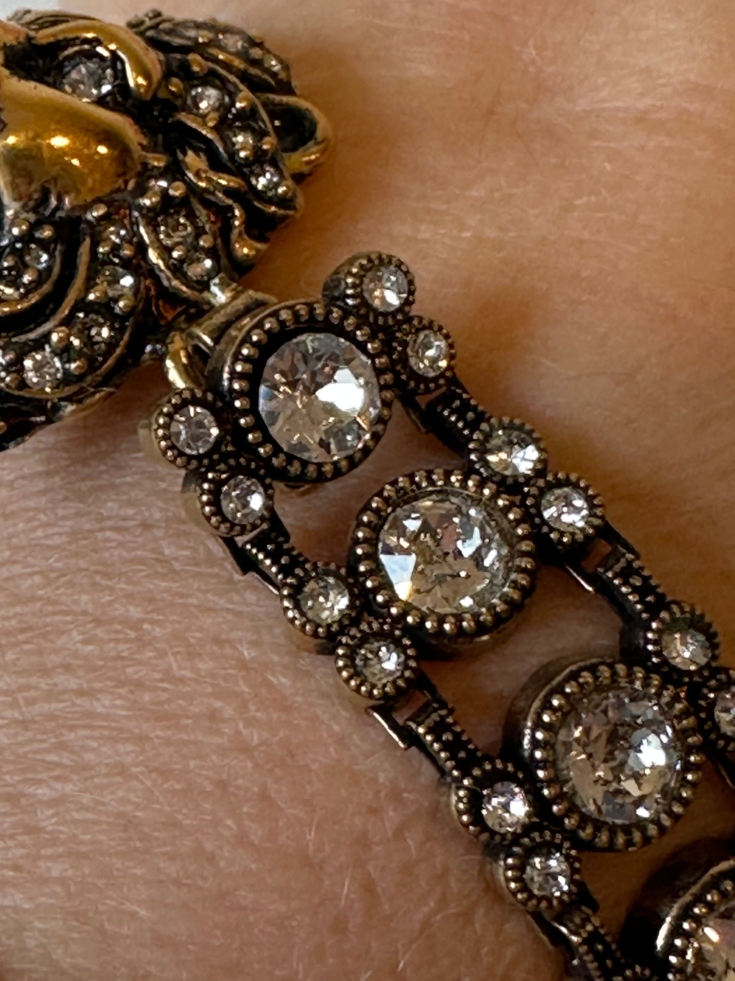 Gucci Lion Head Crystal Bracelet in Gold Metal