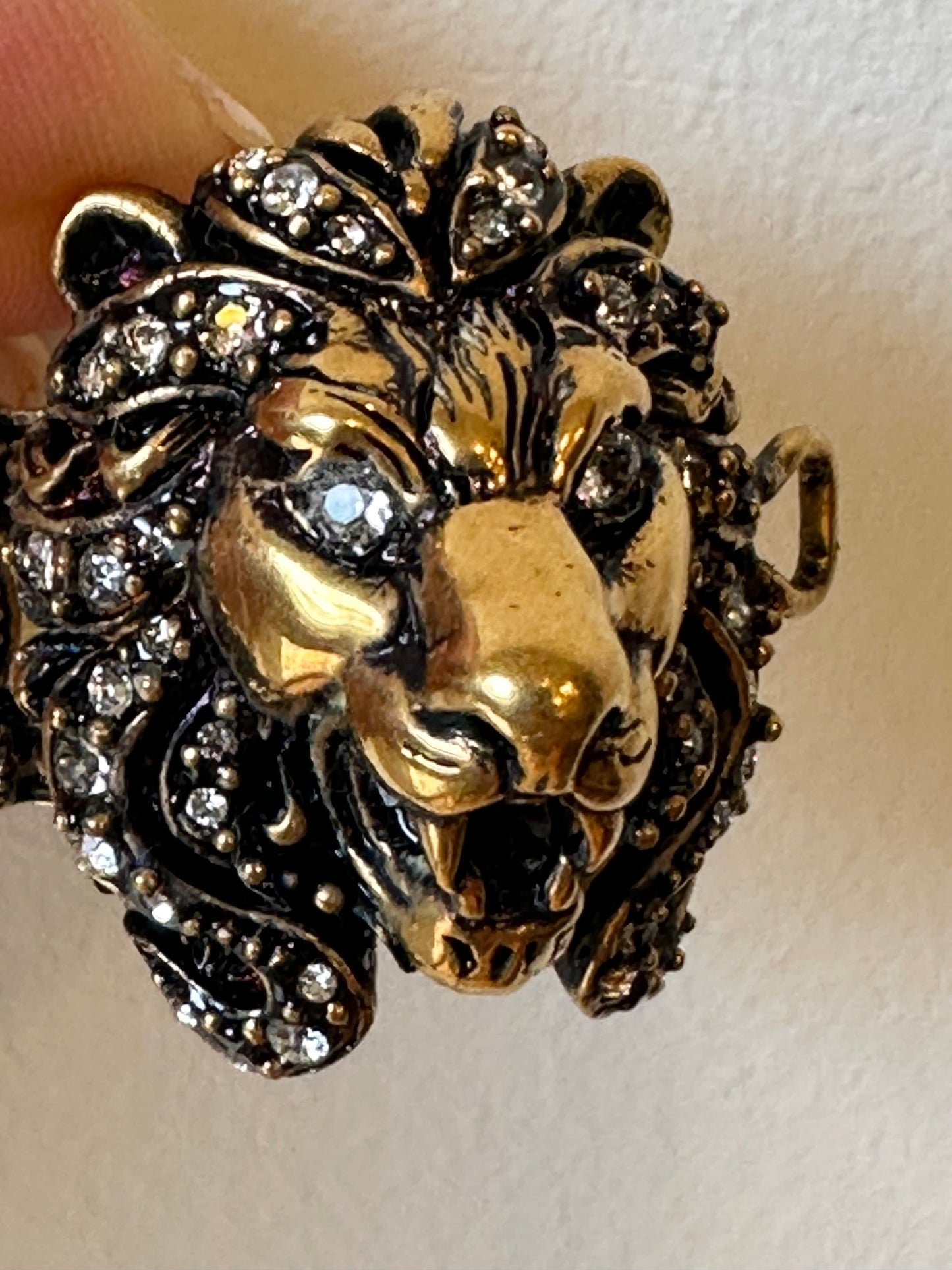 Gucci Lion Head Crystal Bracelet in Gold Metal