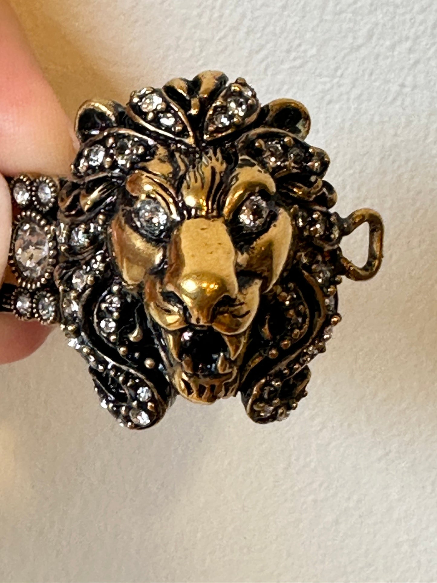 Gucci Lion Head Crystal Bracelet in Gold Metal