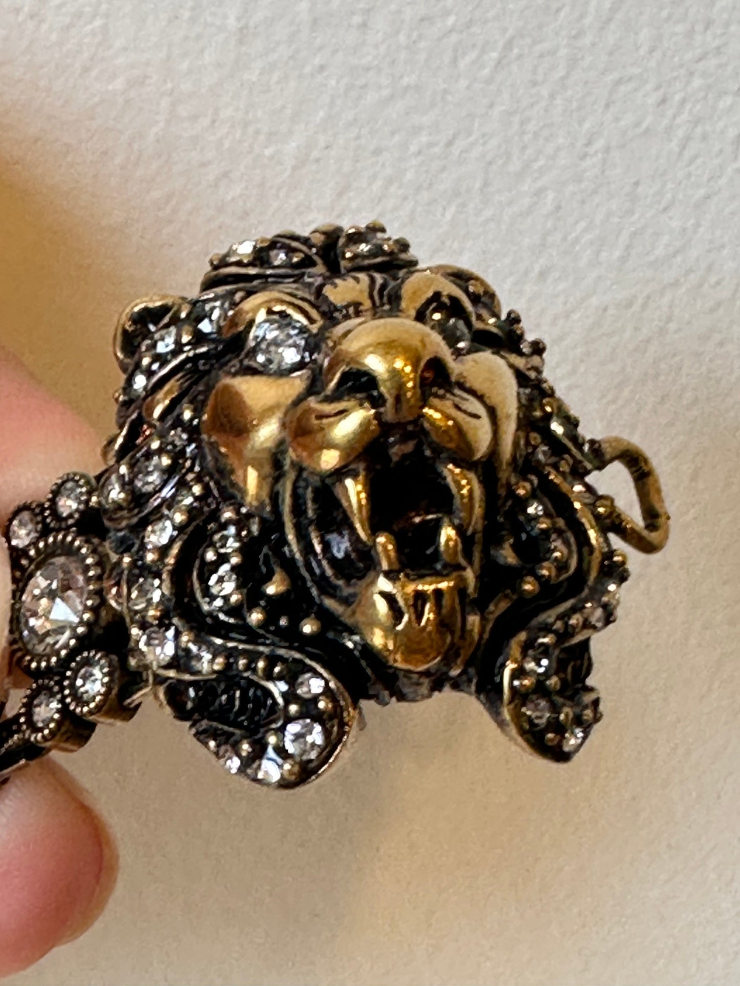 Gucci Lion Head Crystal Bracelet in Gold Metal