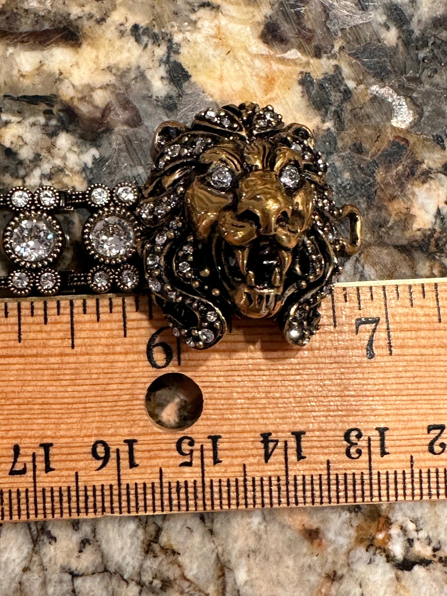 Gucci Lion Head Crystal Bracelet in Gold Metal